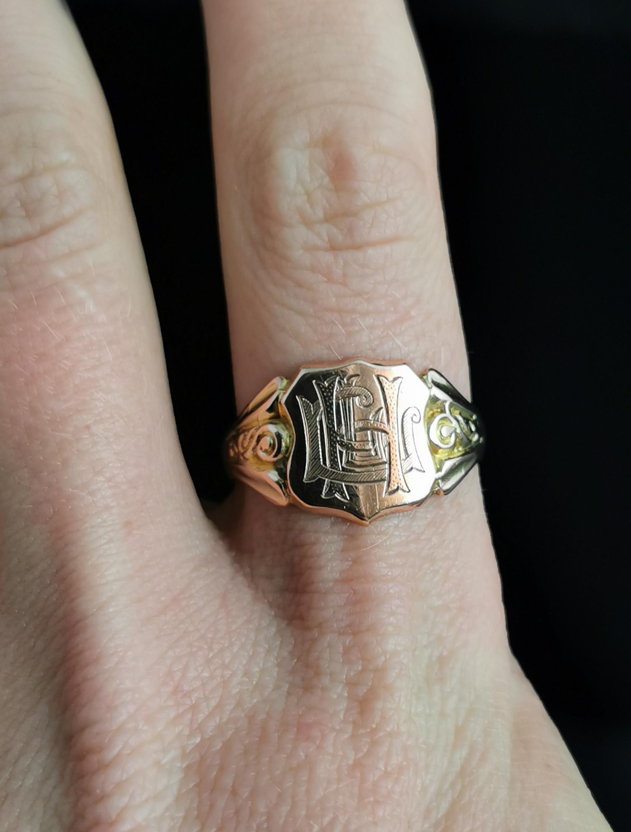 Antique 9 Karat Rose Gold Signet Ring, Monogrammed In Fair Condition In NEWARK, GB