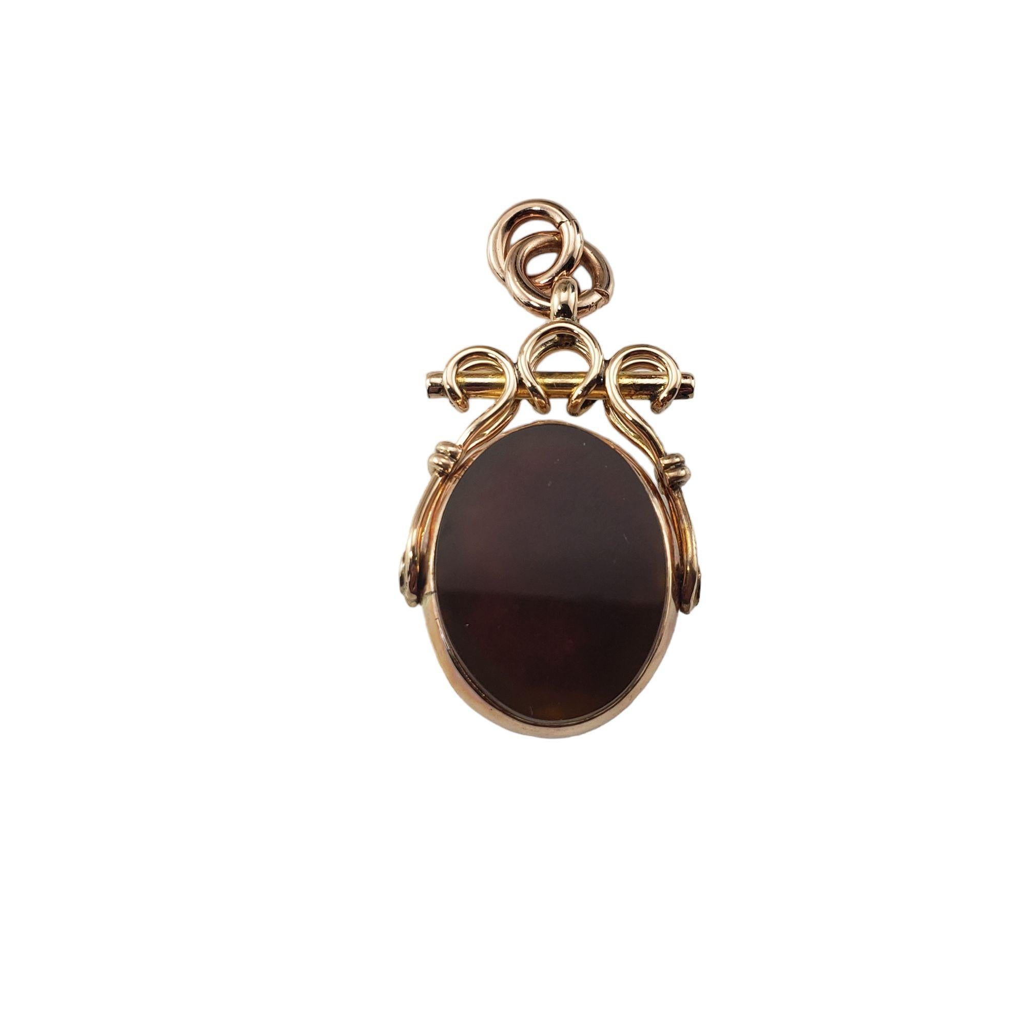 Antique 9 Karat Yellow Gold Carnelian and Bloodstone Spinner Fob-

This elegant spinner fob features bloodstone and carnelian 
(20 mm x 15 mm) set in beautifully detailed 9K yellow gold. 

Size: 40 mm x 19 mm

Weight: 4.2 dwt. / 6.6