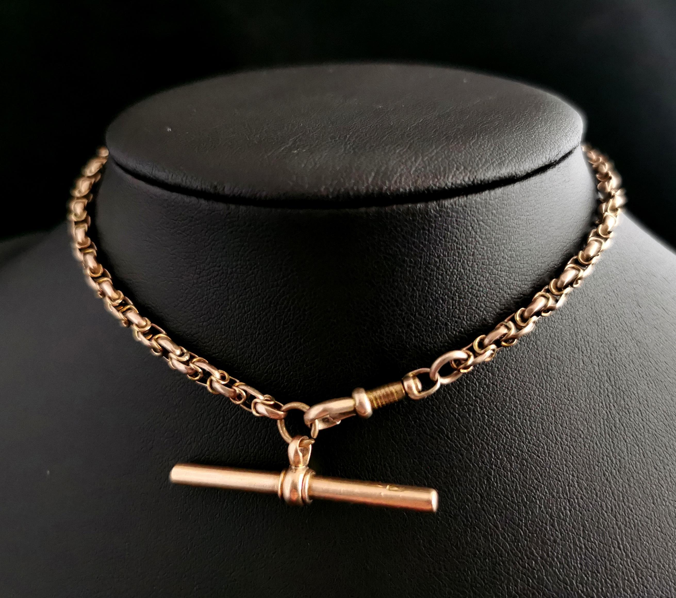 A superb antique 9 karat gold fancy link watch chain or Albert chain.

It has belcher type links intercepted with additional gold links giving it a spiga type look.

The chain has a 9 karat gold t bar to one end and a gold dog clip fastener to the
