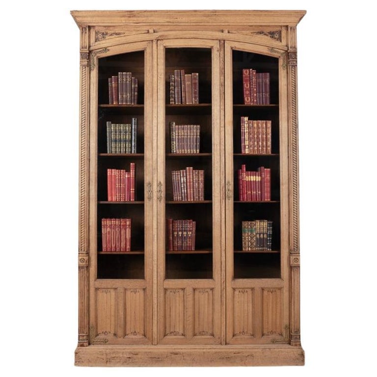 Ancienne vitrine de bibliothèque en chêne blanchi sculptée de 2,40 m de ...