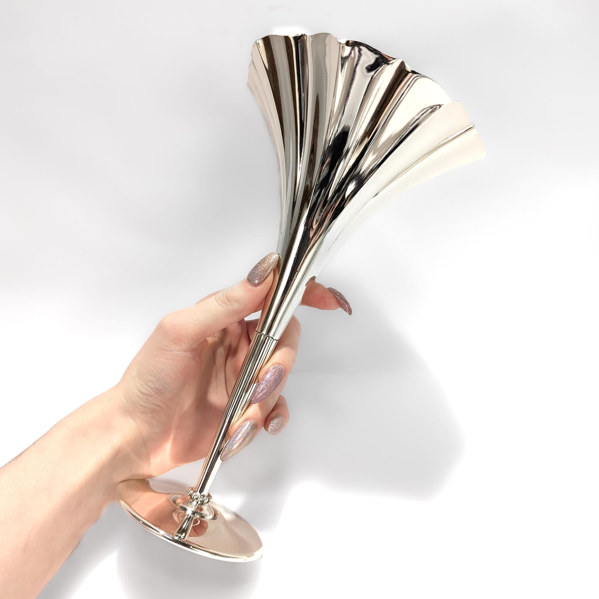 Eine feine signierte, antike trompetenförmige Blumenvase.

Von Tiffany & Co.

Aus Sterlingsilber mit einer leicht vergoldeten Innenseite 

Mit kanneliertem, trompetenförmigem Oberteil, graviertem Schaft, wulstigem Übergang und