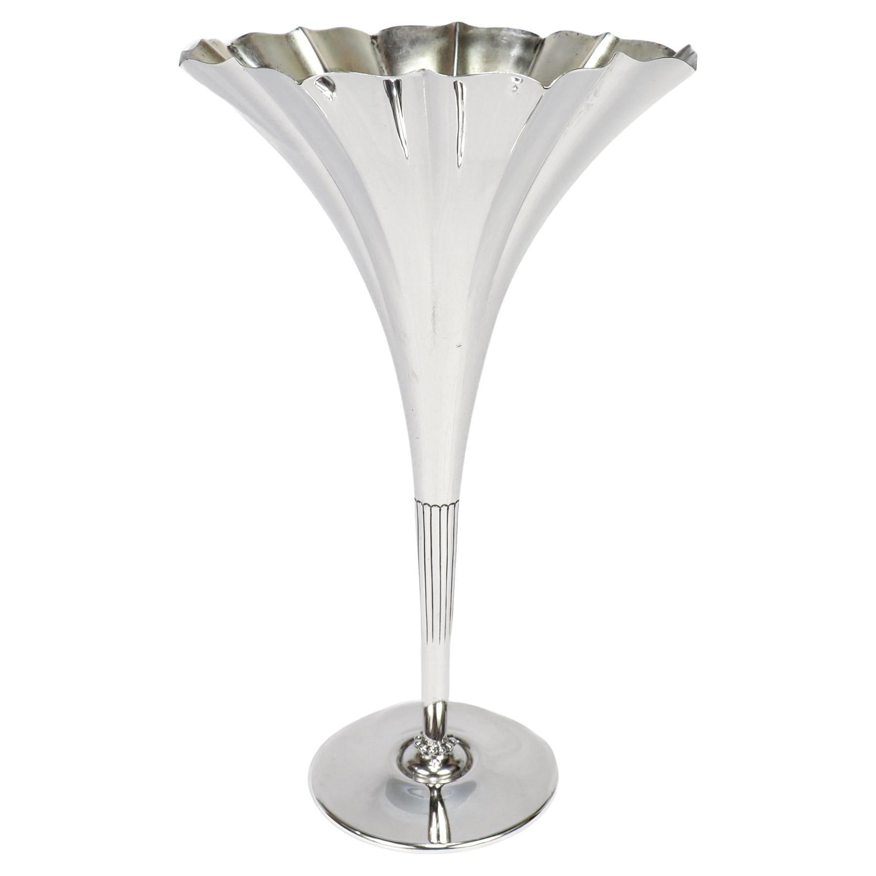 Antike 9" Tiffany & Co. Sterling Silber Floriform Trompete Blume Vase im Angebot