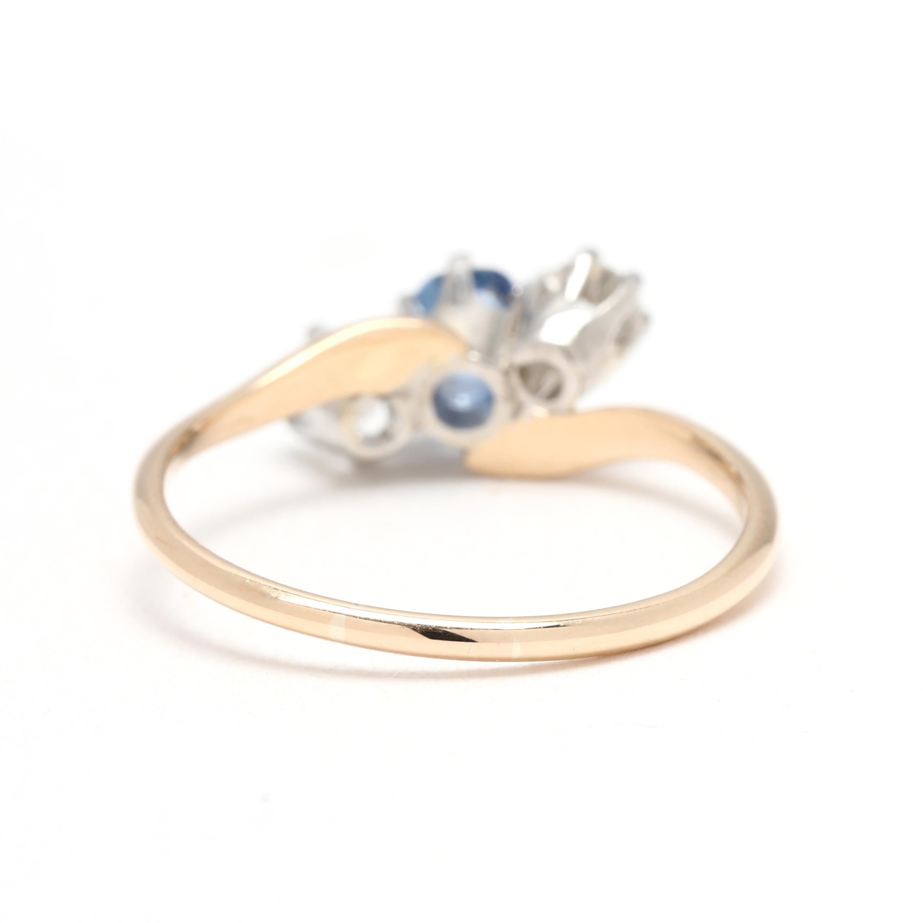 Taglio antico europeo Anello antico con diamante e zaffiro a tre pietre da 0,90 carati, oro giallo e bianco 14k in vendita