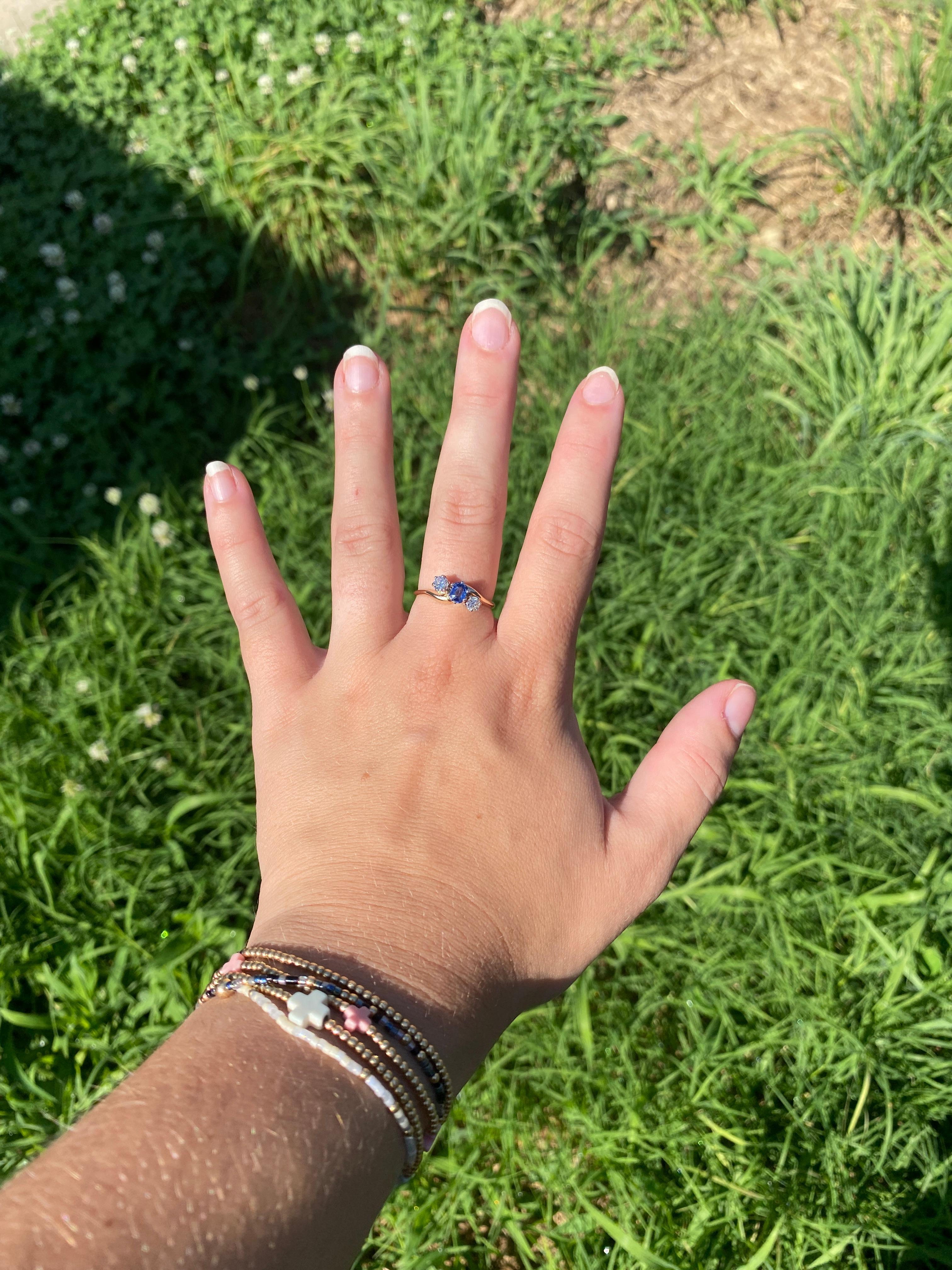 Anello antico con diamante e zaffiro a tre pietre da 0,90 carati, oro giallo e bianco 14k in vendita 1