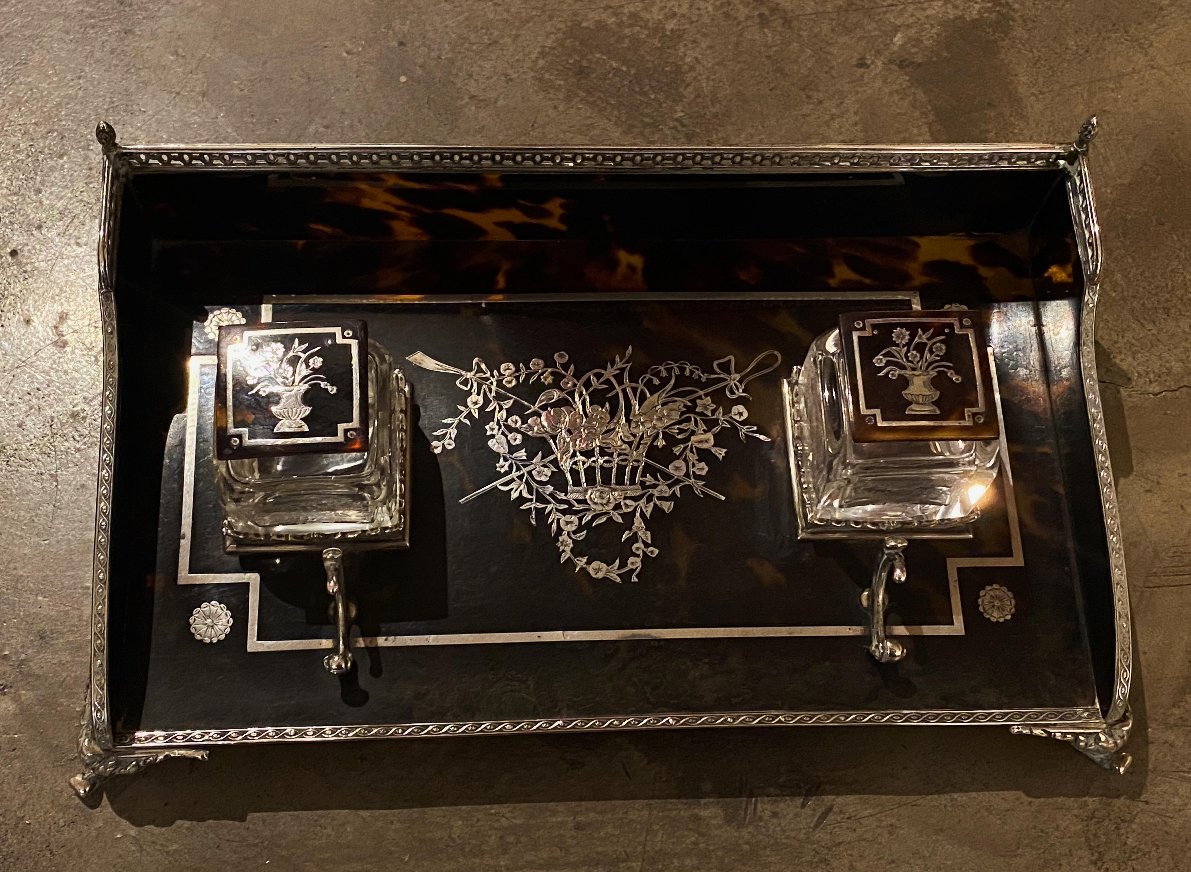 Questo antico calamaio inglese edoardiano doppio è un reperto raro!

Con piedini, cornice, basi per l'inchiostro e poggiapenne, realizzati in argento Sterling 925 & 
con un supporto di colore ambrato screziato (simile al colore del tessuto calico),