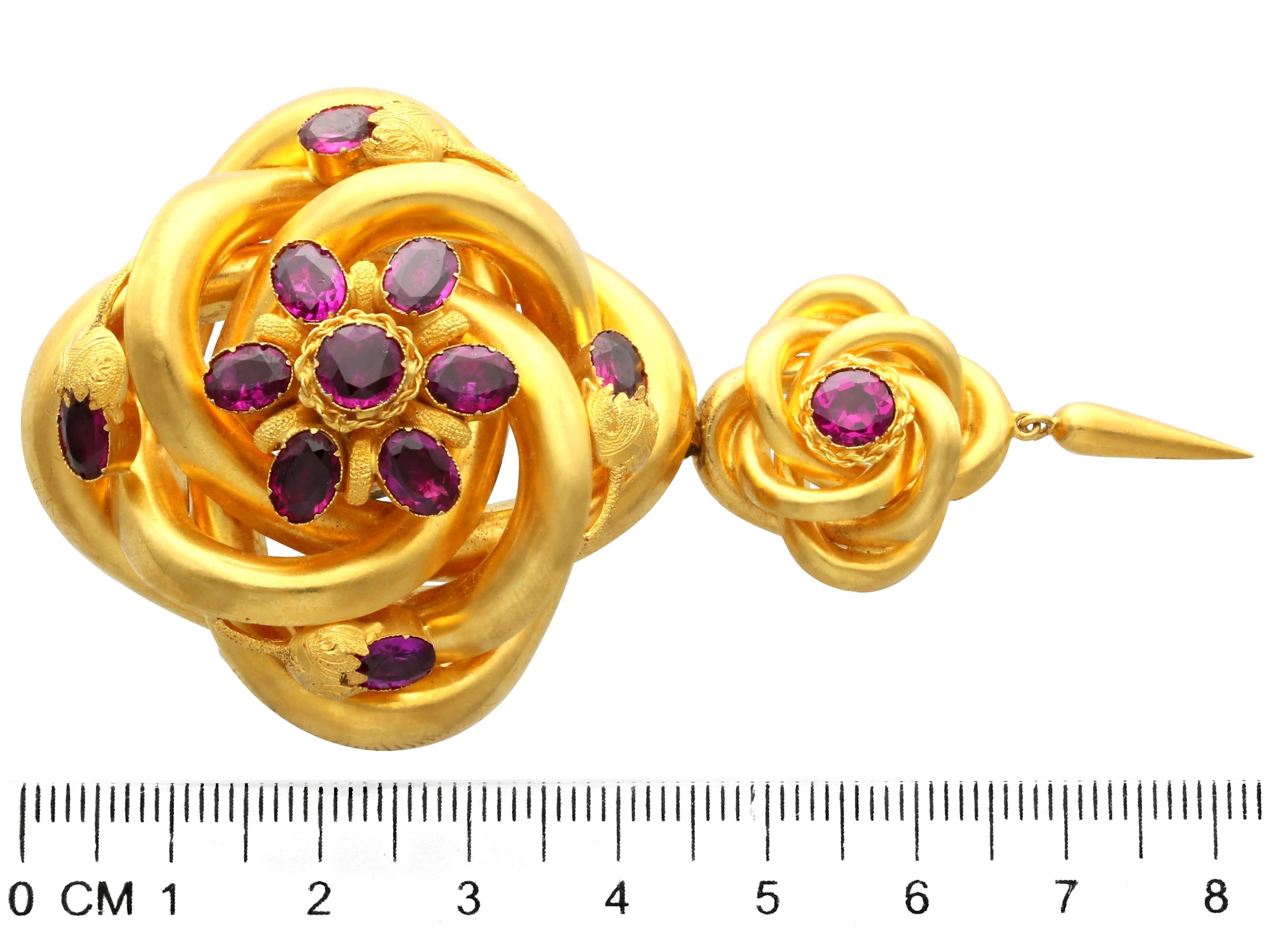 Broche/pendentif ancien en or jaune 21 carats et grenat de 9,48 carats en vente 1
