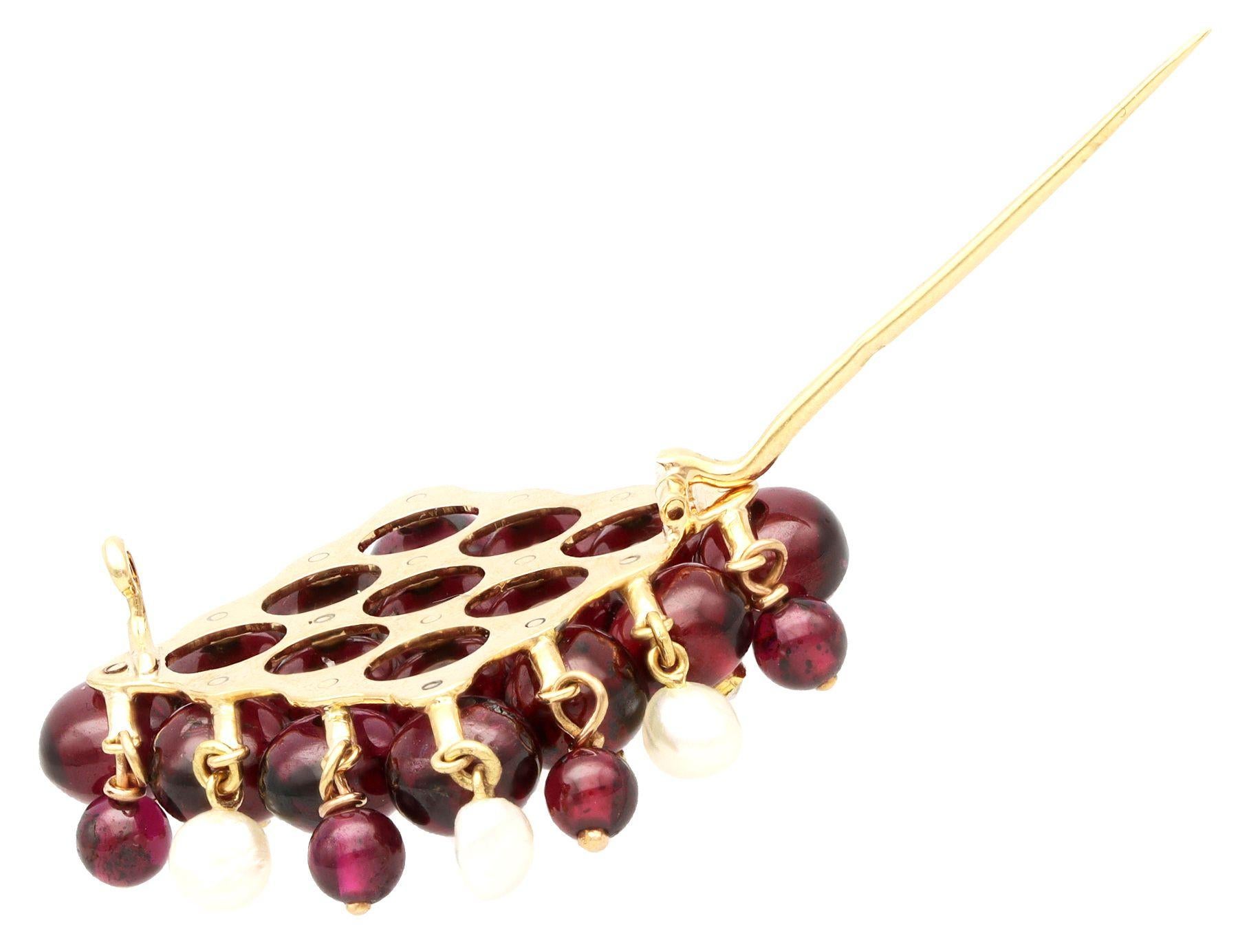 Women's or Men's Antique 9.50 Carat Garnet and Pearl Yellow Gold Brooch, circa 1910 For Sale