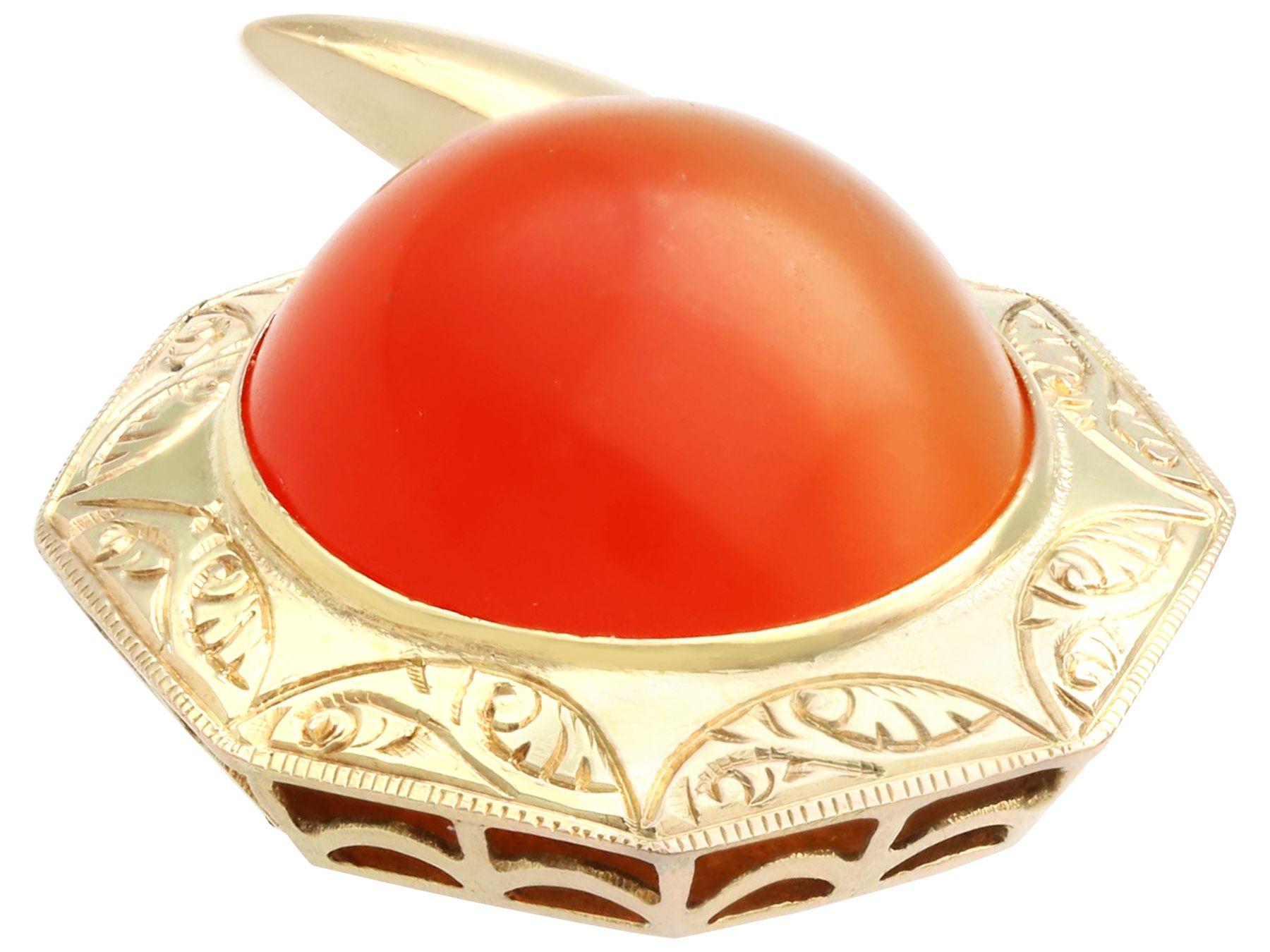 Cabochon Antique 9.78 Carat Carnelian and Yellow Gold Cufflinks, Circa 1890 For Sale