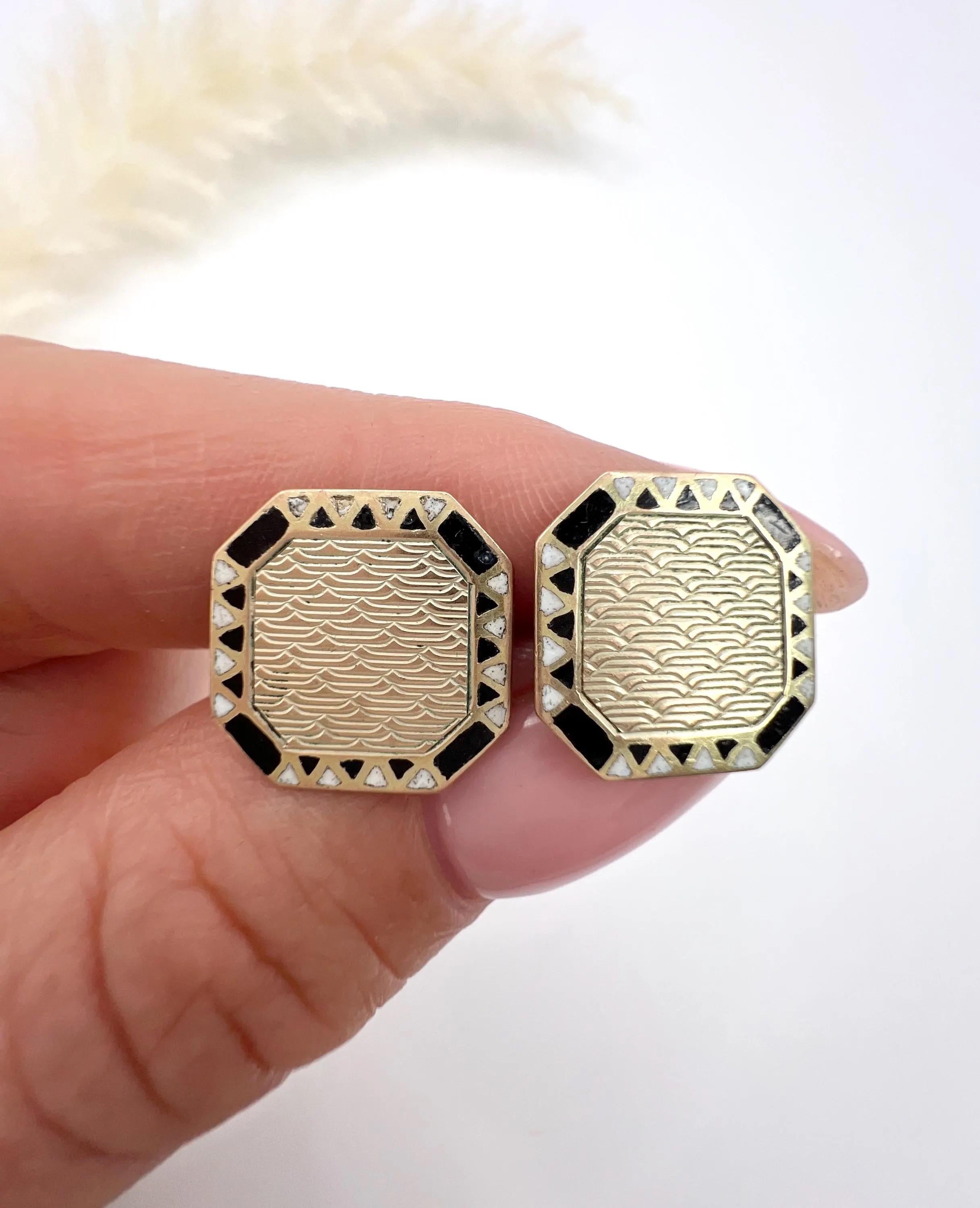 Antique Gold Cufflinks 

9ct Gold

Circa 1920s

Makers Mark J W

Elevate your accessory game with these stunning 9ct rose gold stamped cufflinks, expertly crafted in the elegant Art Deco style. Each cufflink features a beautifully decorated