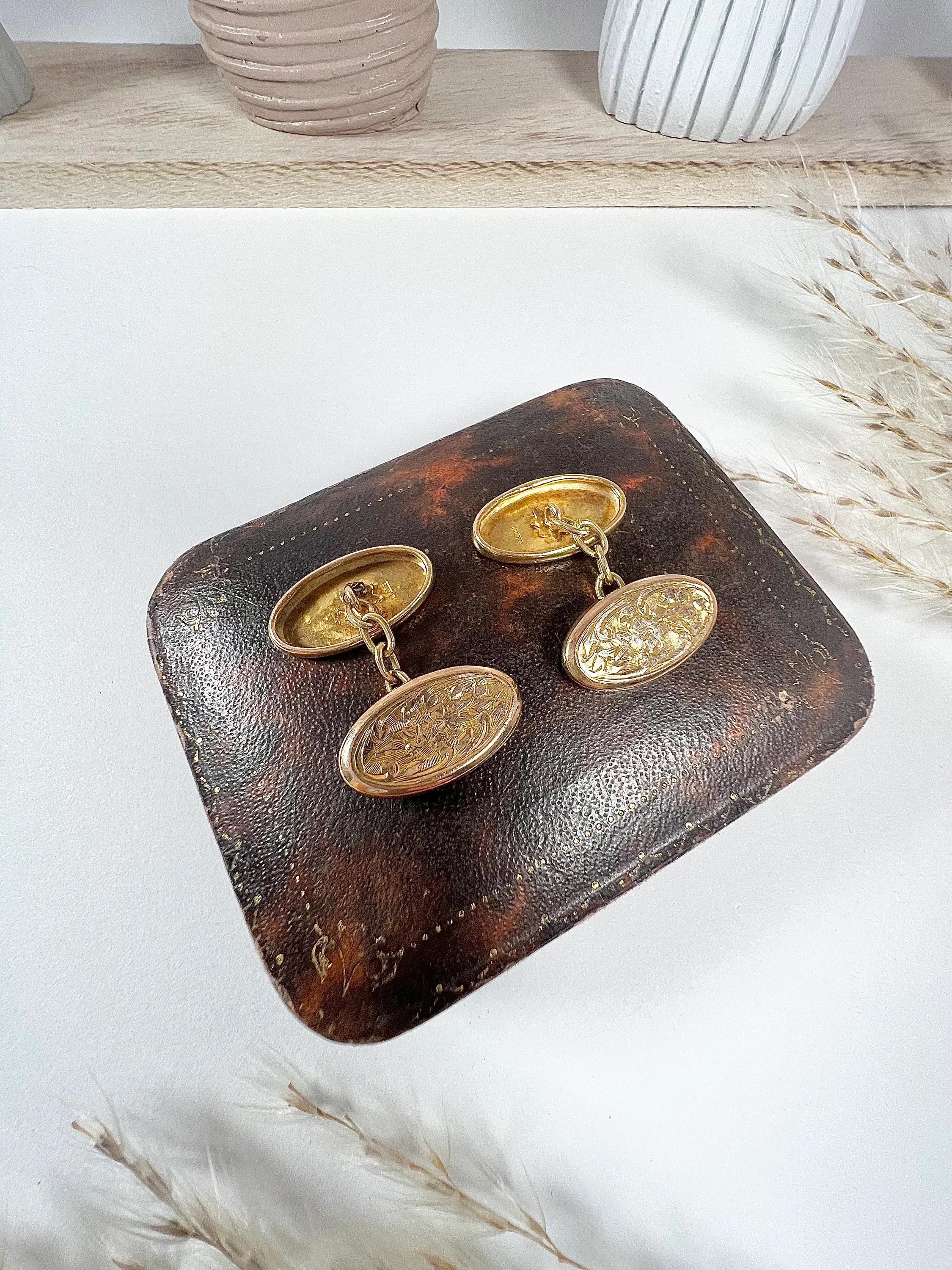 Antique Cufflinks 

9ct Gold Stamped 

Hallmarked Birmingham 1922

Fabulous, yellow gold, oval shaped cufflinks. Beautifully decorated on both sides with a pretty floral, engraved pattern. Both cufflinks are fully hallmarked & stamped 9ct gold.