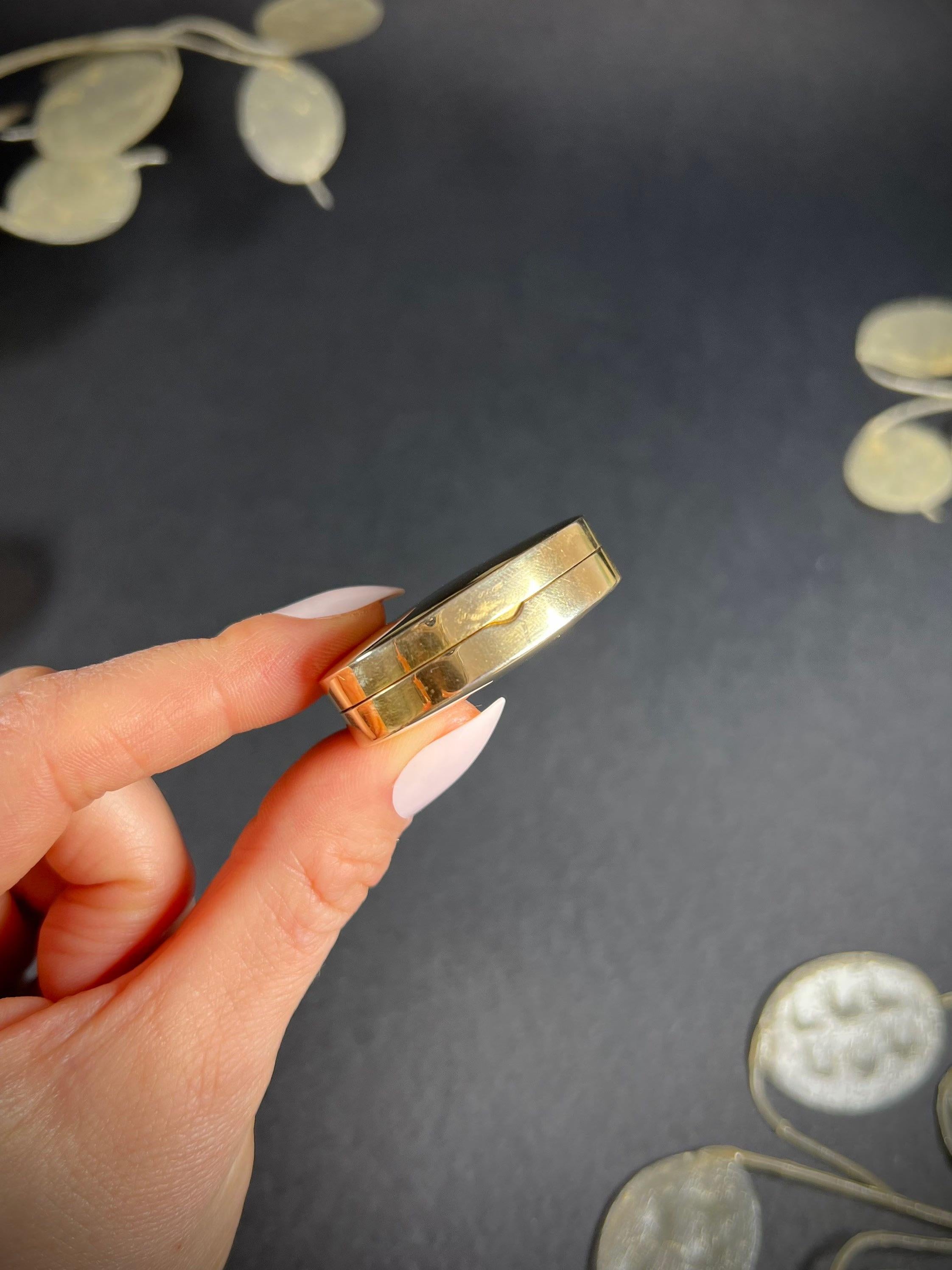 Antique Trinket Box

9ct Yellow Gold 

Hallmarked Birmingham 1920

Makers Mark C & C 

Lovely, 9ct gold 1920’s trinket/pill box. In great condition for its age. Perfect for storing little treasures or medicines. 

Measures approx length 38.6mm &