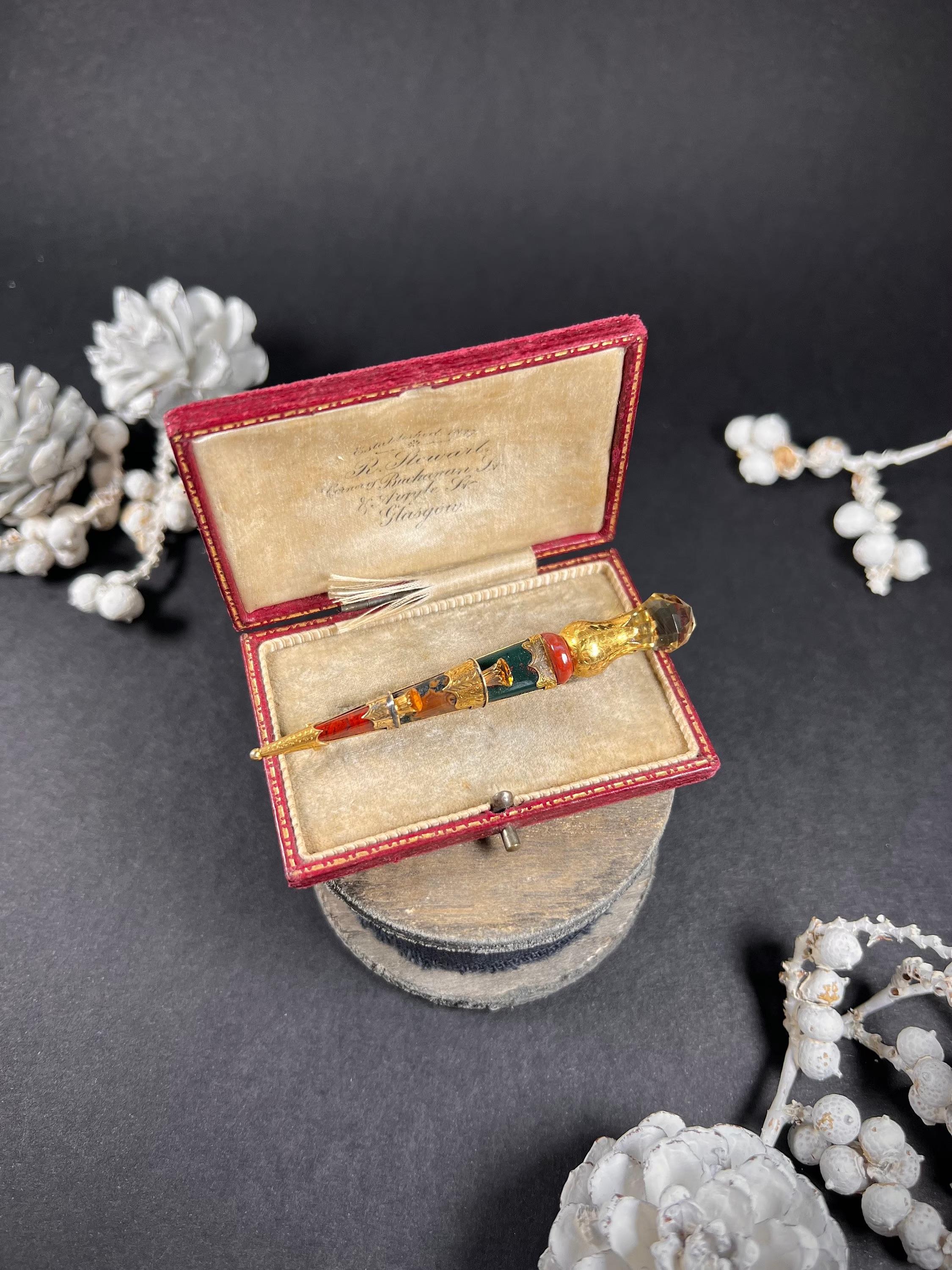 Mixed Cut Antique 9ct Gold, 1920s Scottish Agate & Citrine Dirk Kilt Pin For Sale