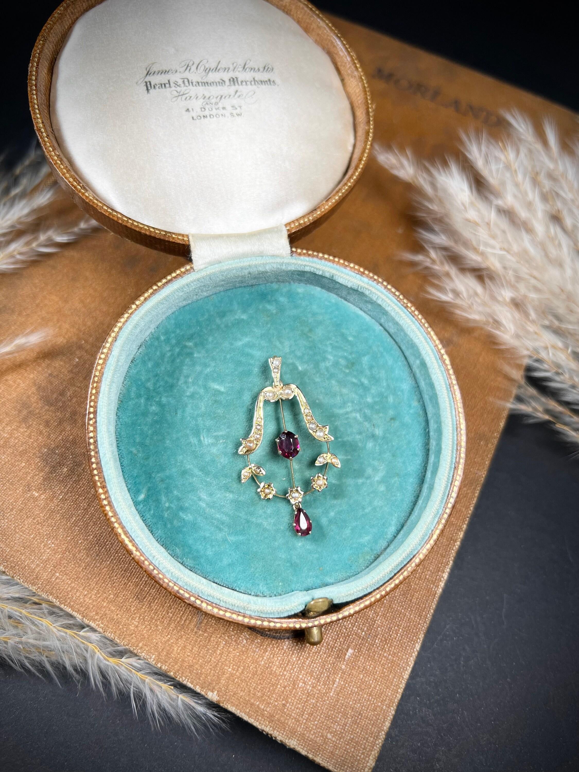 Taille ovale Pendentif ancien en or 9 carats, grenat almandine et perle en vente