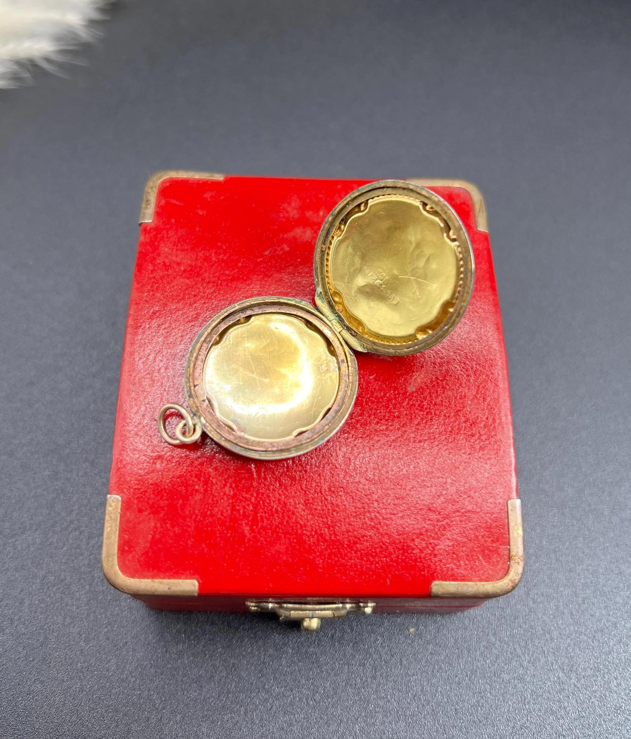 Antique 9ct Gold Back & Front Edwardian Paisley Engraved Round Locket 6