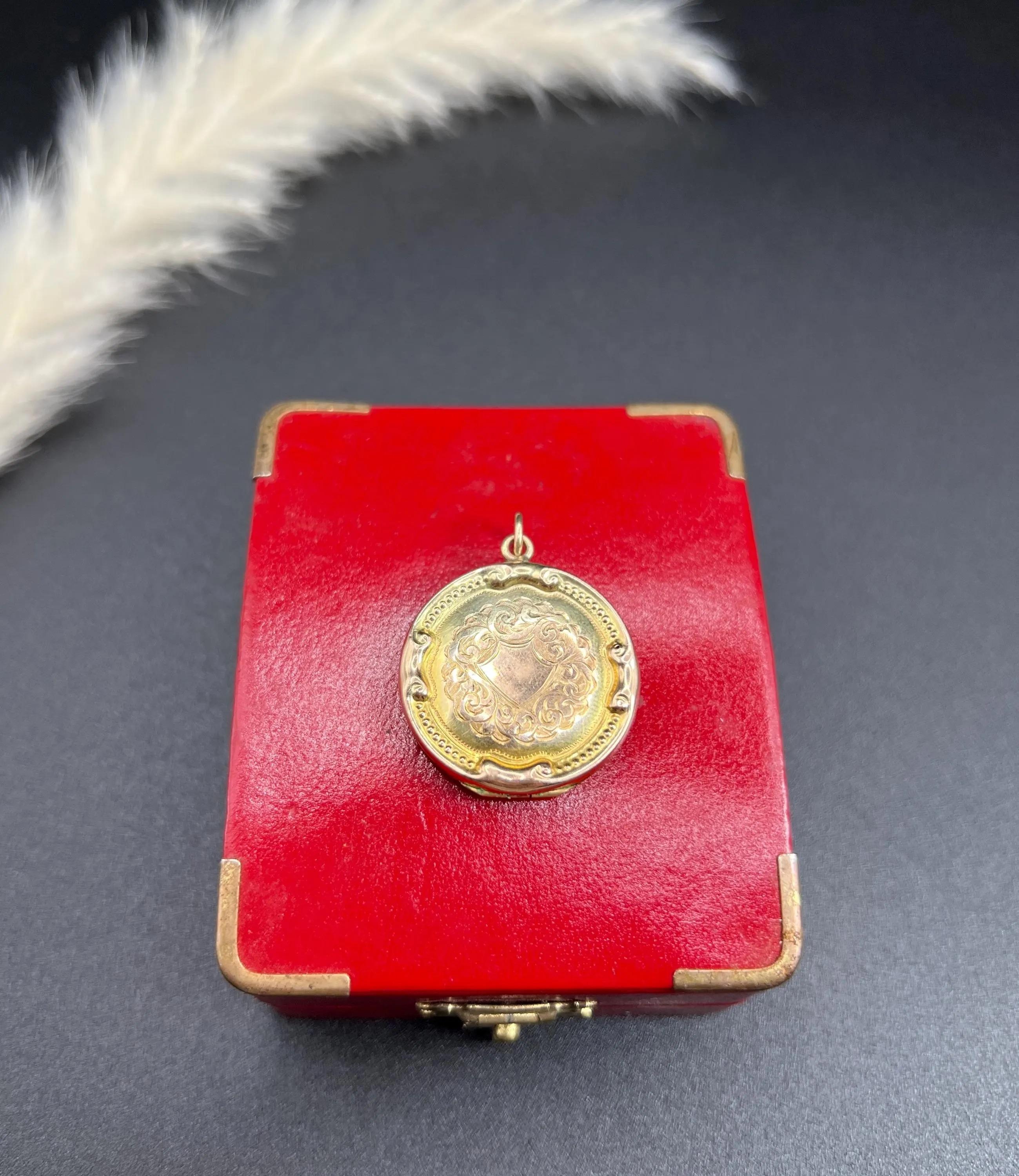 Antique 9ct Gold Back & Front Edwardian Paisley Engraved Round Locket 7