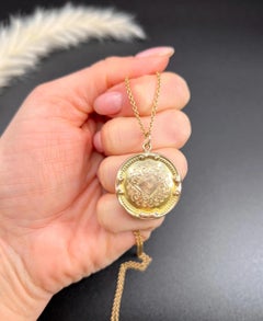 Antique 9ct Gold Back & Front Edwardian Paisley Engraved Round Locket