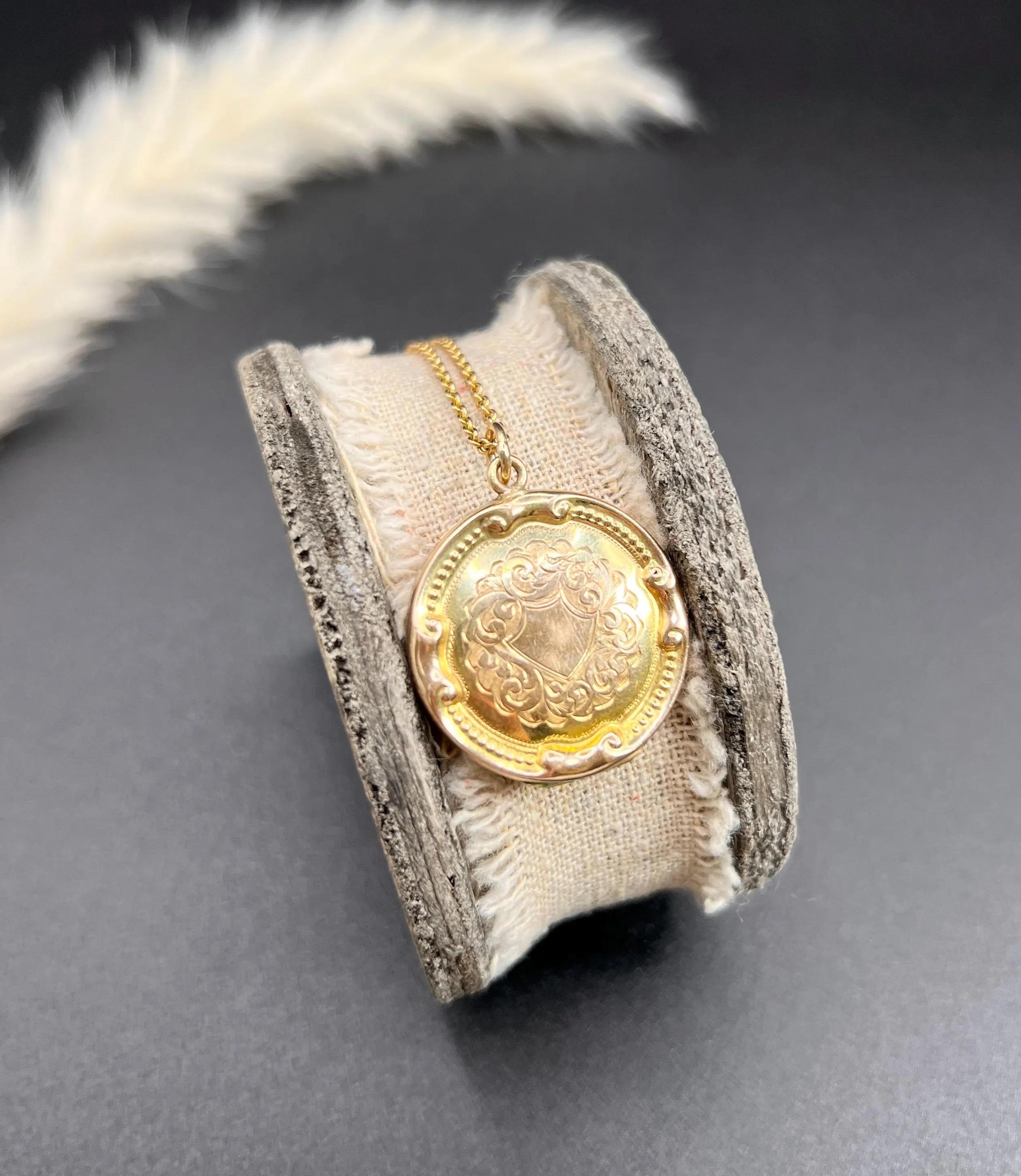Antique 9ct Gold Back & Front Edwardian Paisley Engraved Round Locket In Good Condition In Brighton, GB