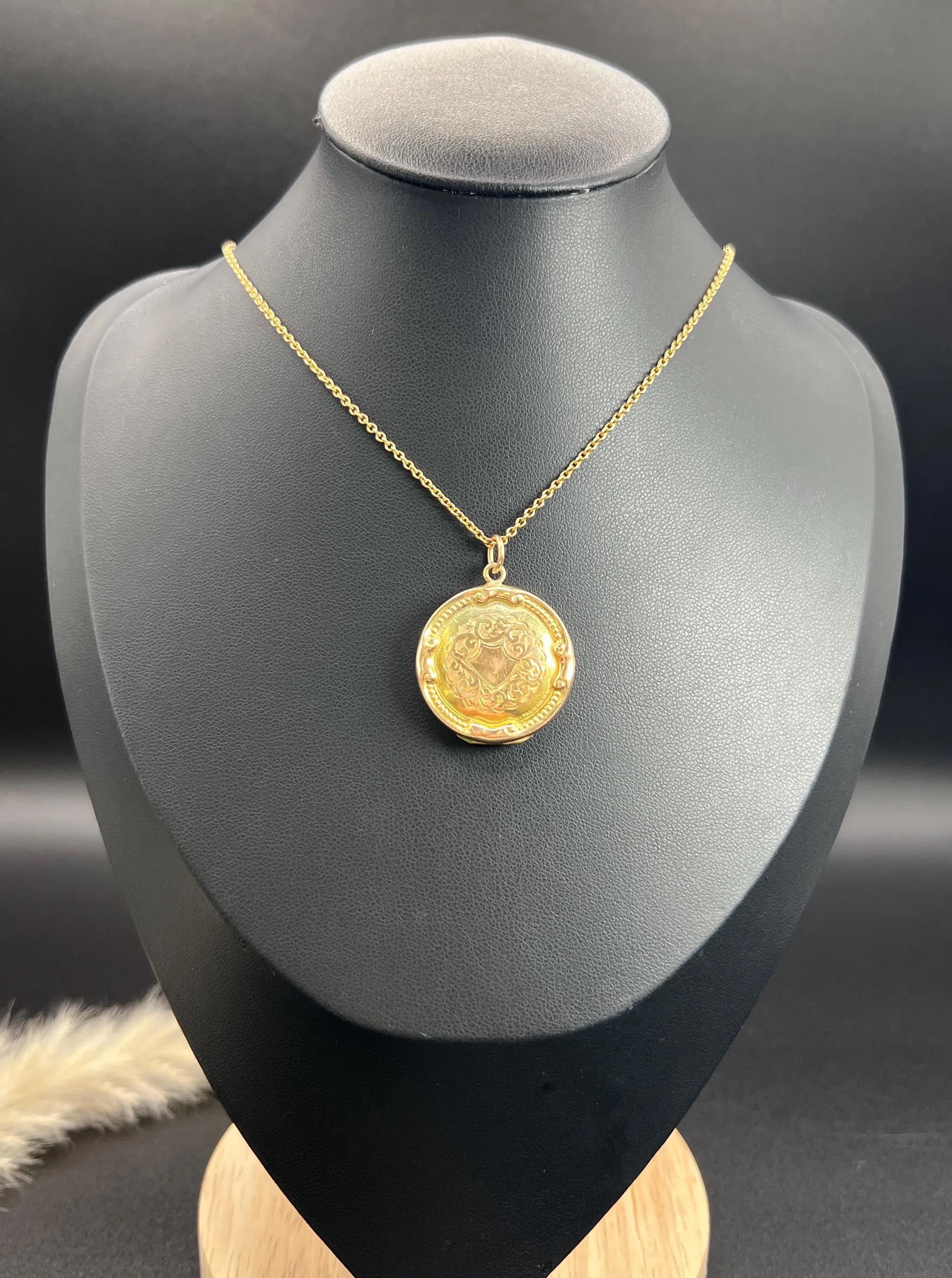 Antique 9ct Gold Back & Front Edwardian Paisley Engraved Round Locket 2