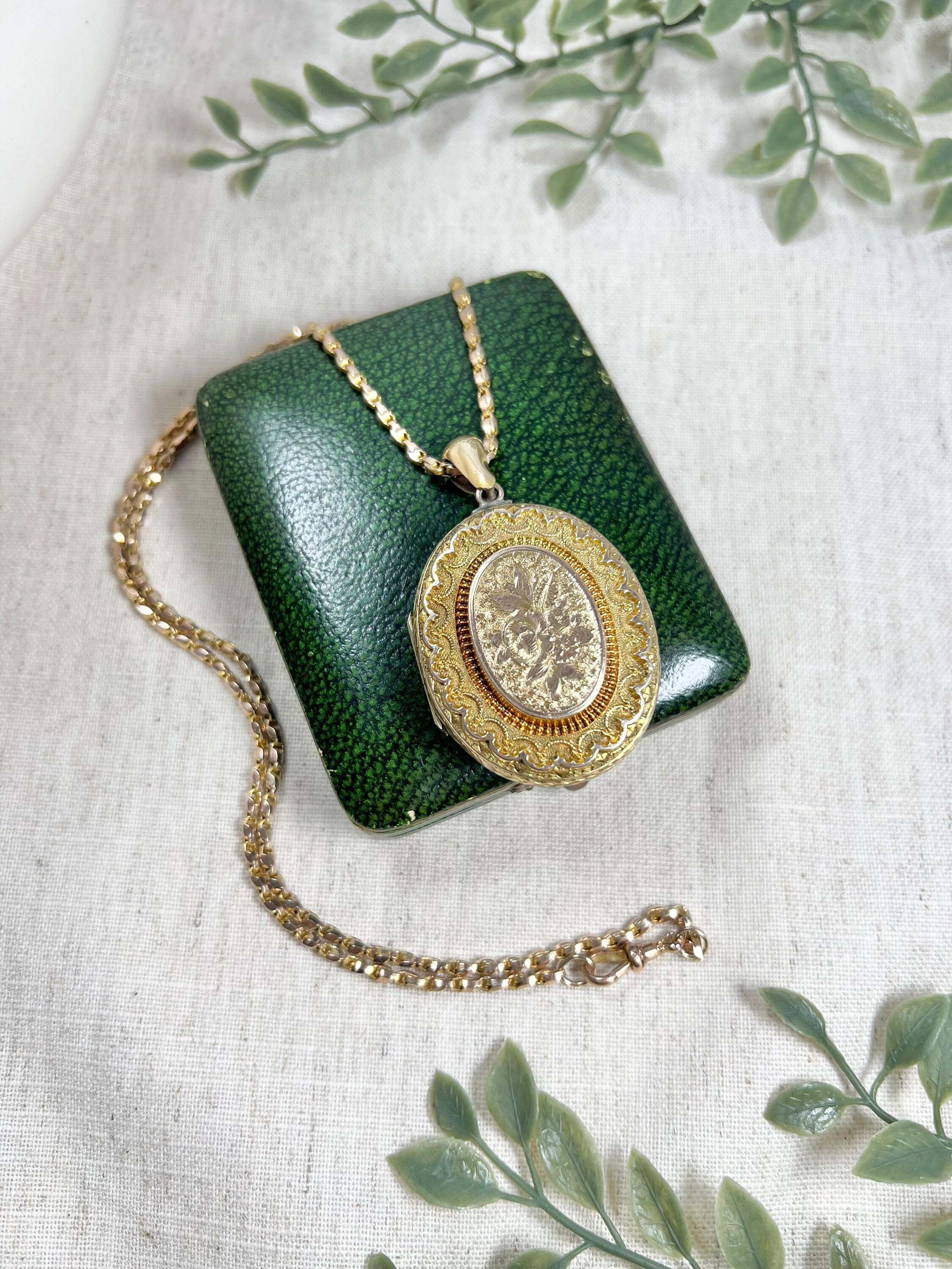 Victorien Antique 9ct Gold Back & Front Large Victorian Oval Locket (médaillon ovale victorien) en vente