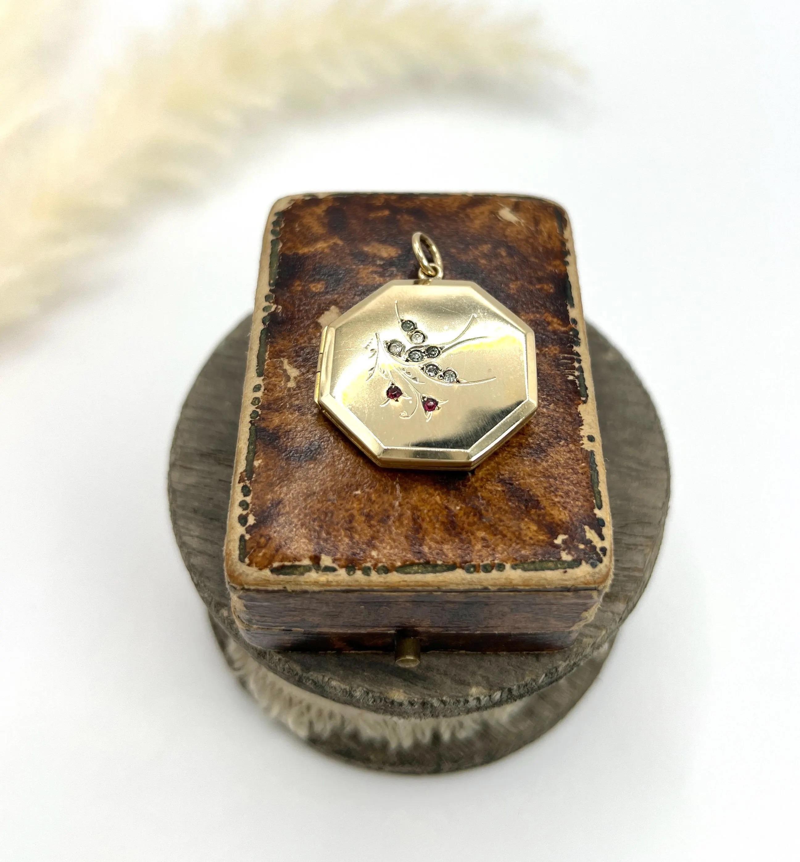 Antiguo relicario eduardiano de oro de 9 ct, estampado en el anverso y reverso, con forma octogonal de golondrina en venta 5