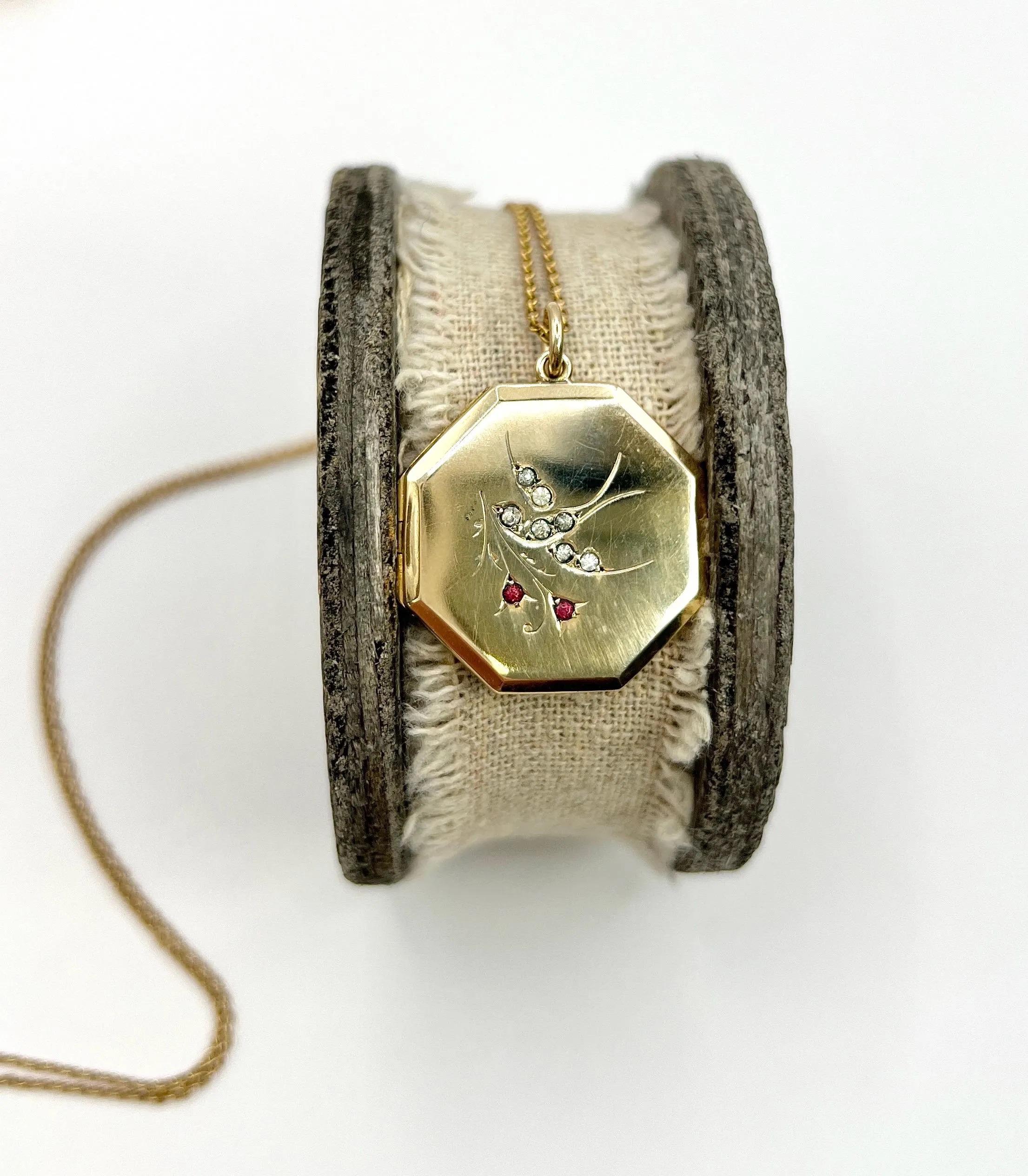 Antiguo relicario eduardiano de oro de 9 ct, estampado en el anverso y reverso, con forma octogonal de golondrina en venta 6