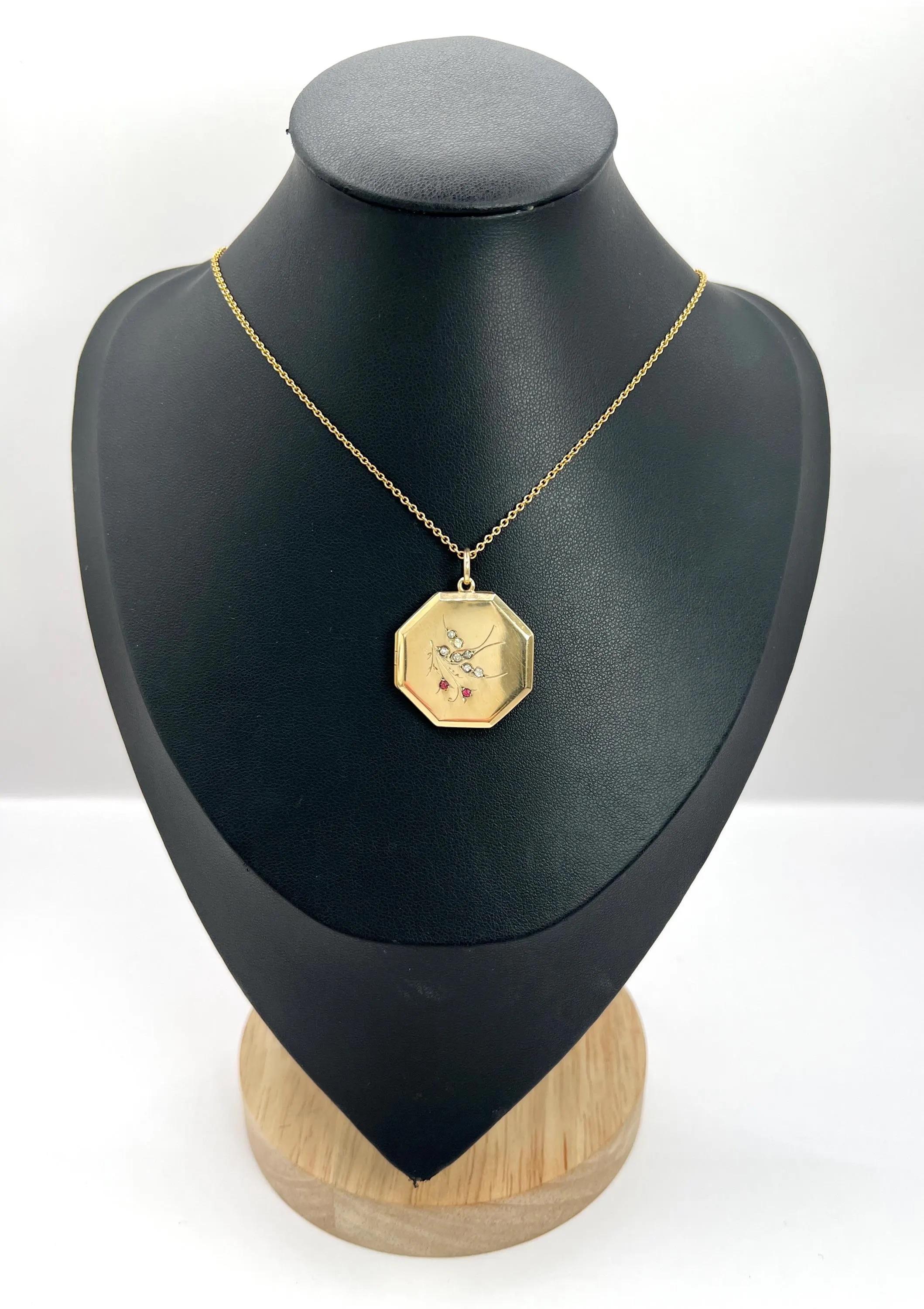 Relicario octogonal antiguo 

Dorso y anverso estampados en oro rosa de 9 ct*.

Alrededor de 1900

* LA CADENA SE VENDE POR SEPARADO

Explora la elegancia de este impresionante medallón de oro amarillo de 9 ct de la época eduardiana, un verdadero