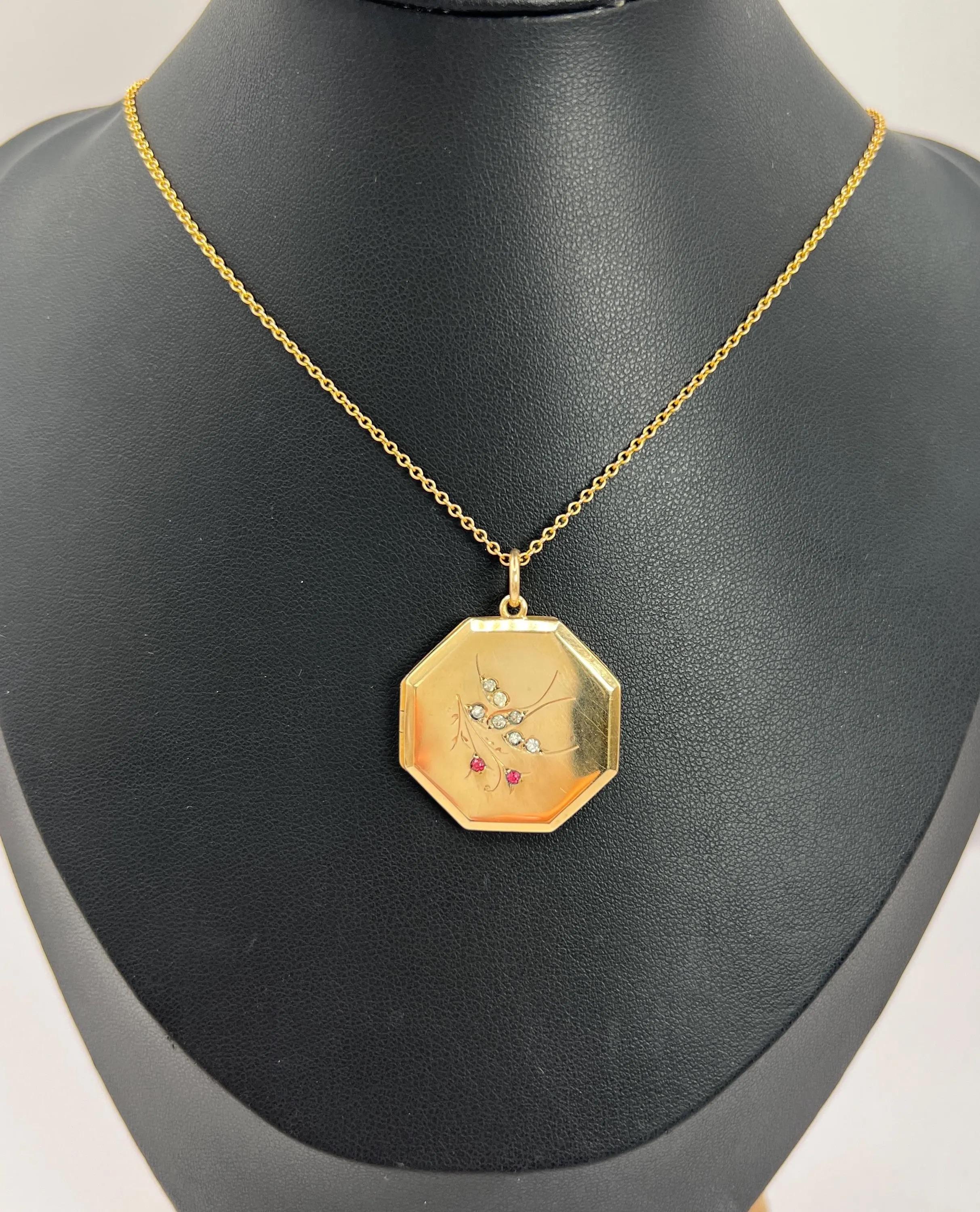 Antiguo relicario eduardiano de oro de 9 ct, estampado en el anverso y reverso, con forma octogonal de golondrina Eduardiano en venta