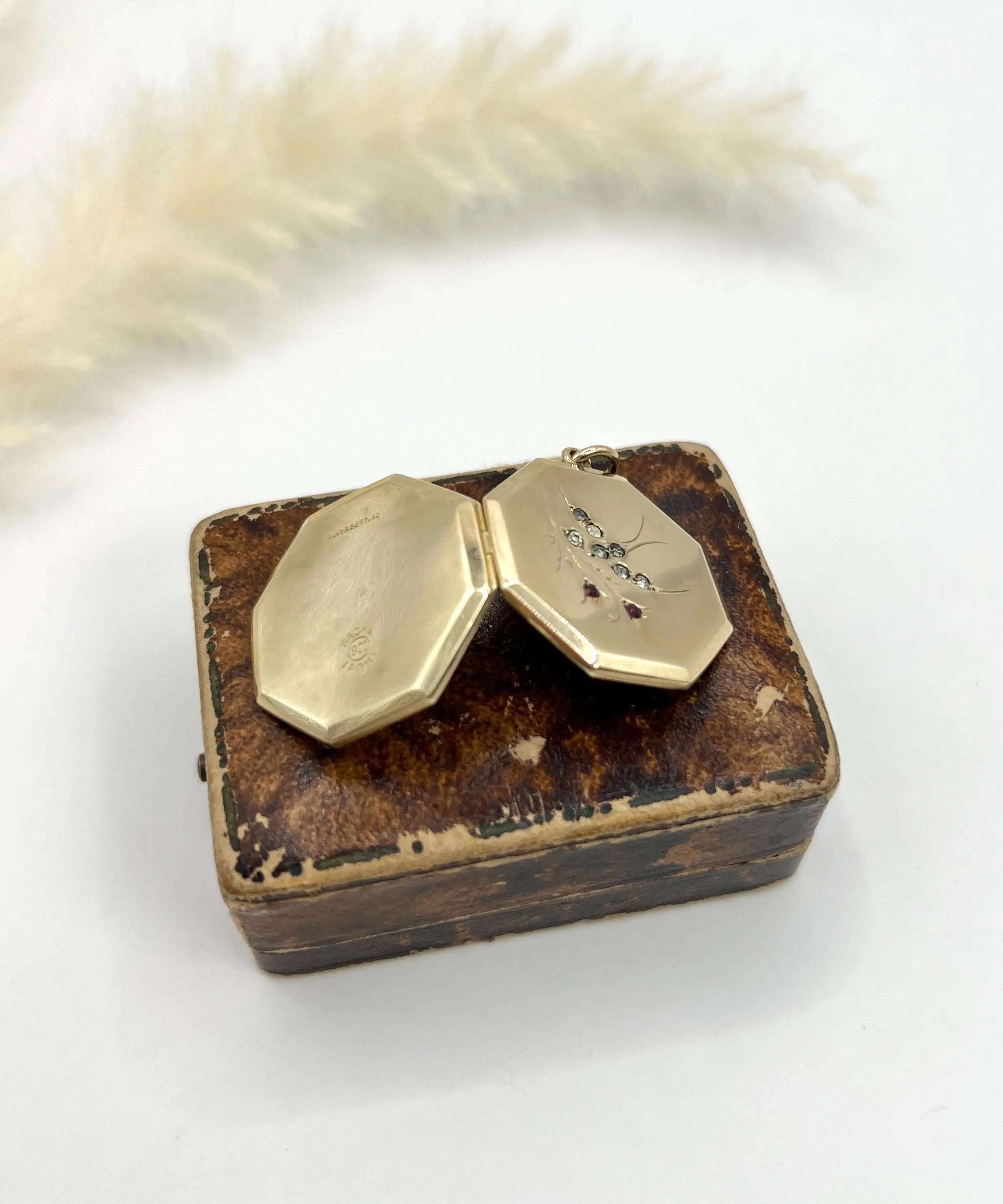 Antiguo relicario eduardiano de oro de 9 ct, estampado en el anverso y reverso, con forma octogonal de golondrina en Bueno estado para la venta en Brighton, GB