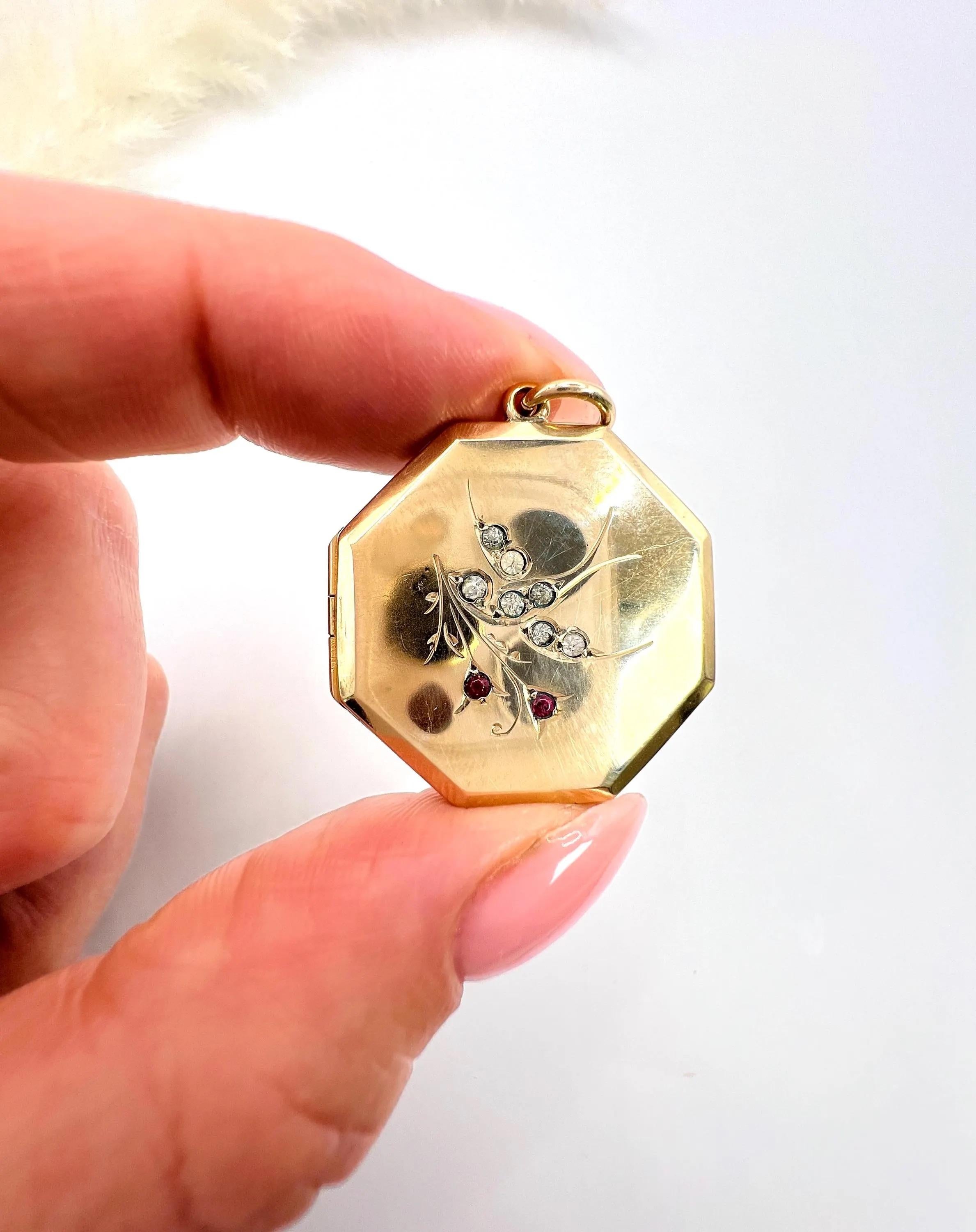 Femenino o masculino Antiguo relicario eduardiano de oro de 9 ct, estampado en el anverso y reverso, con forma octogonal de golondrina en venta