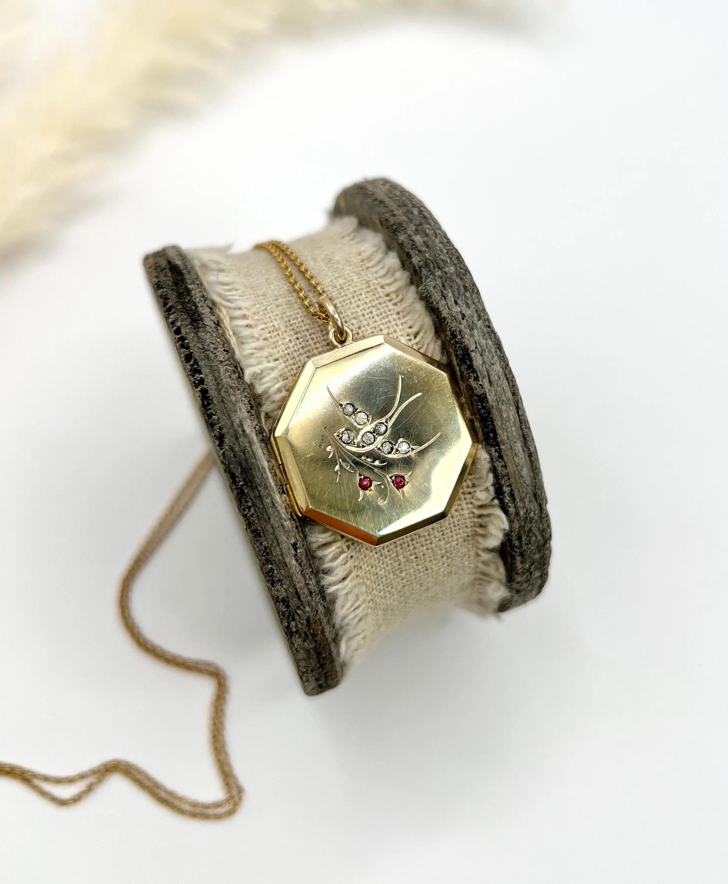 Antiguo relicario eduardiano de oro de 9 ct, estampado en el anverso y reverso, con forma octogonal de golondrina en venta 2
