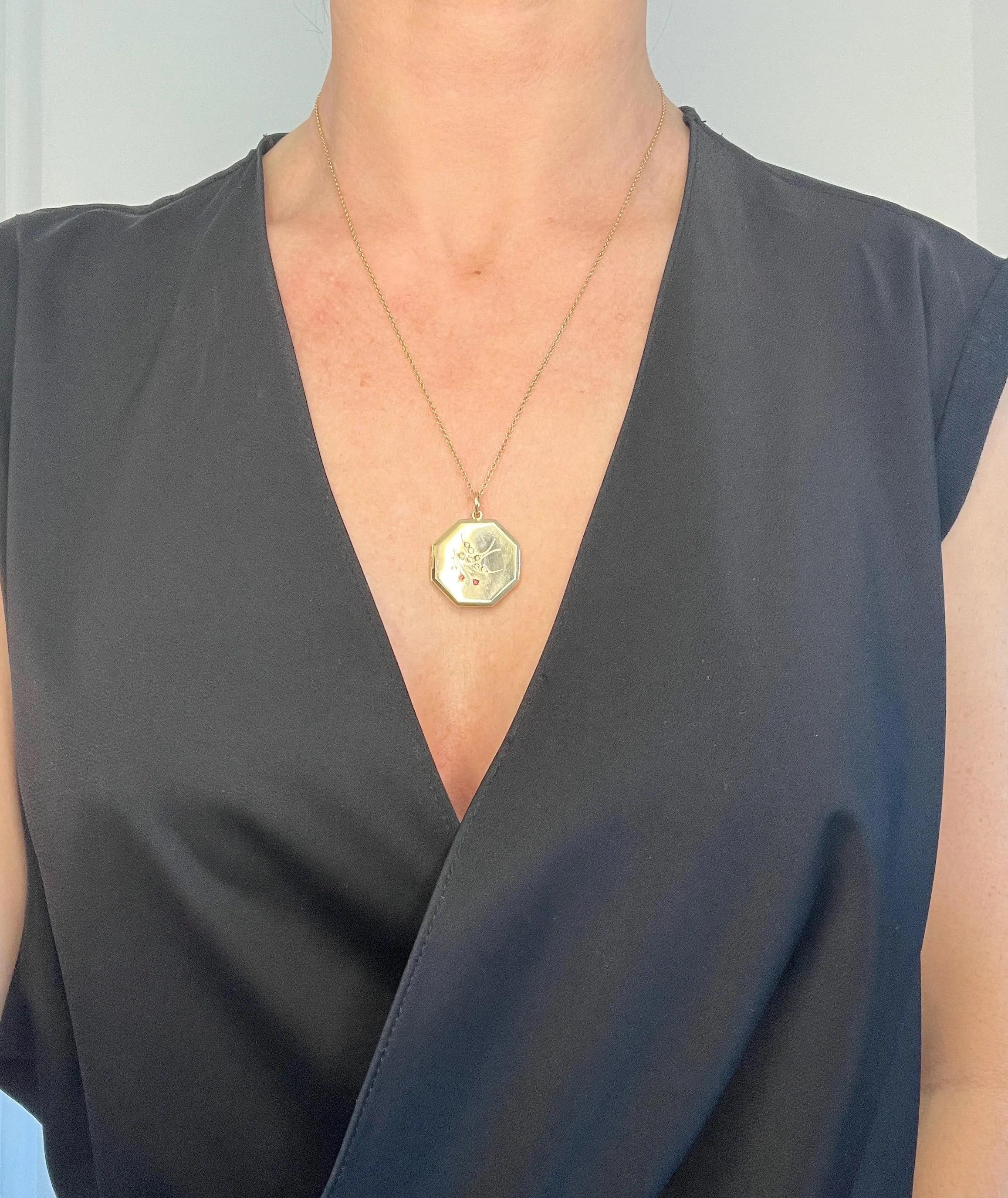 Antiguo relicario eduardiano de oro de 9 ct, estampado en el anverso y reverso, con forma octogonal de golondrina en venta 3