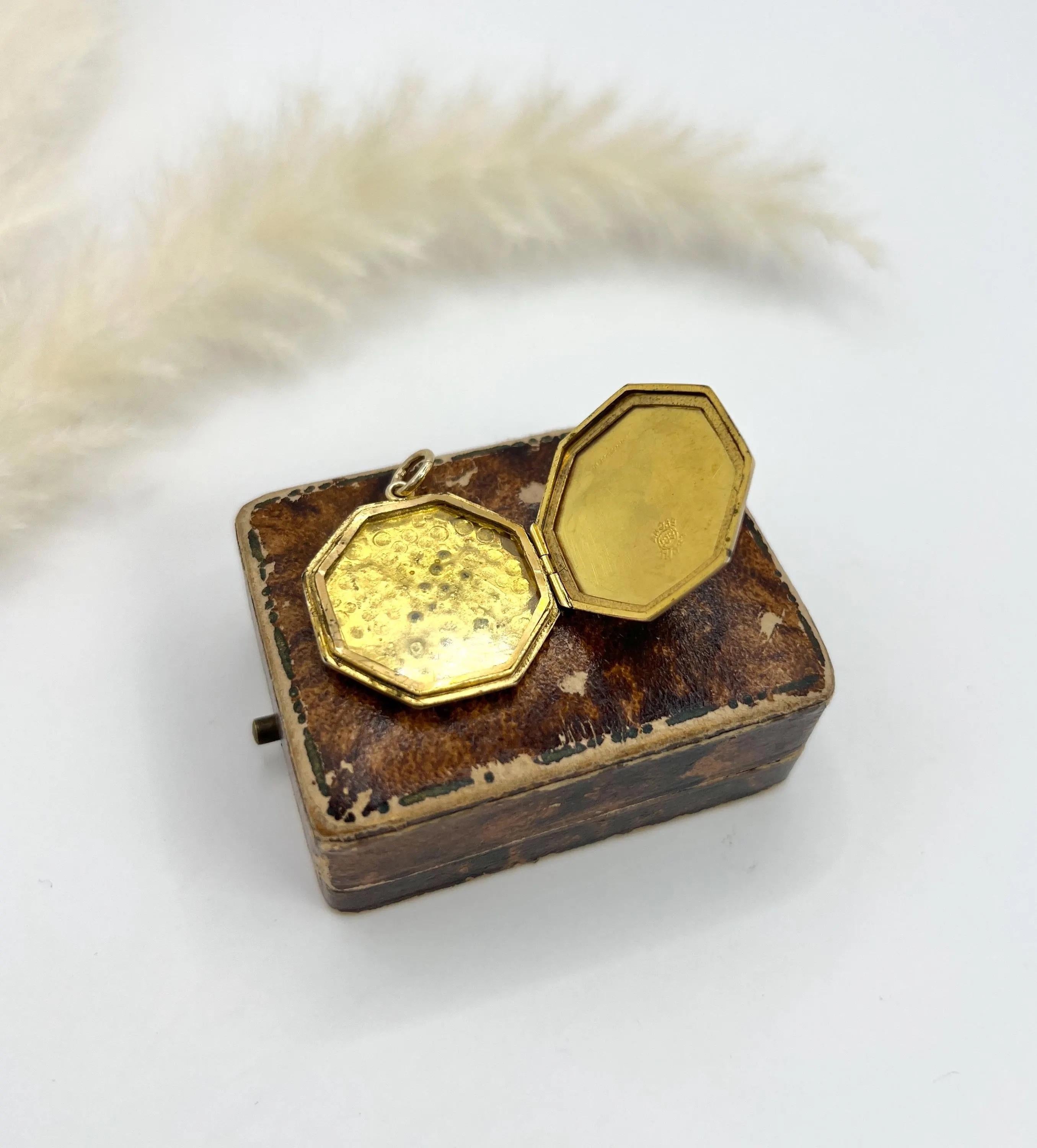 Antiguo relicario eduardiano de oro de 9 ct, estampado en el anverso y reverso, con forma octogonal de golondrina en venta 4