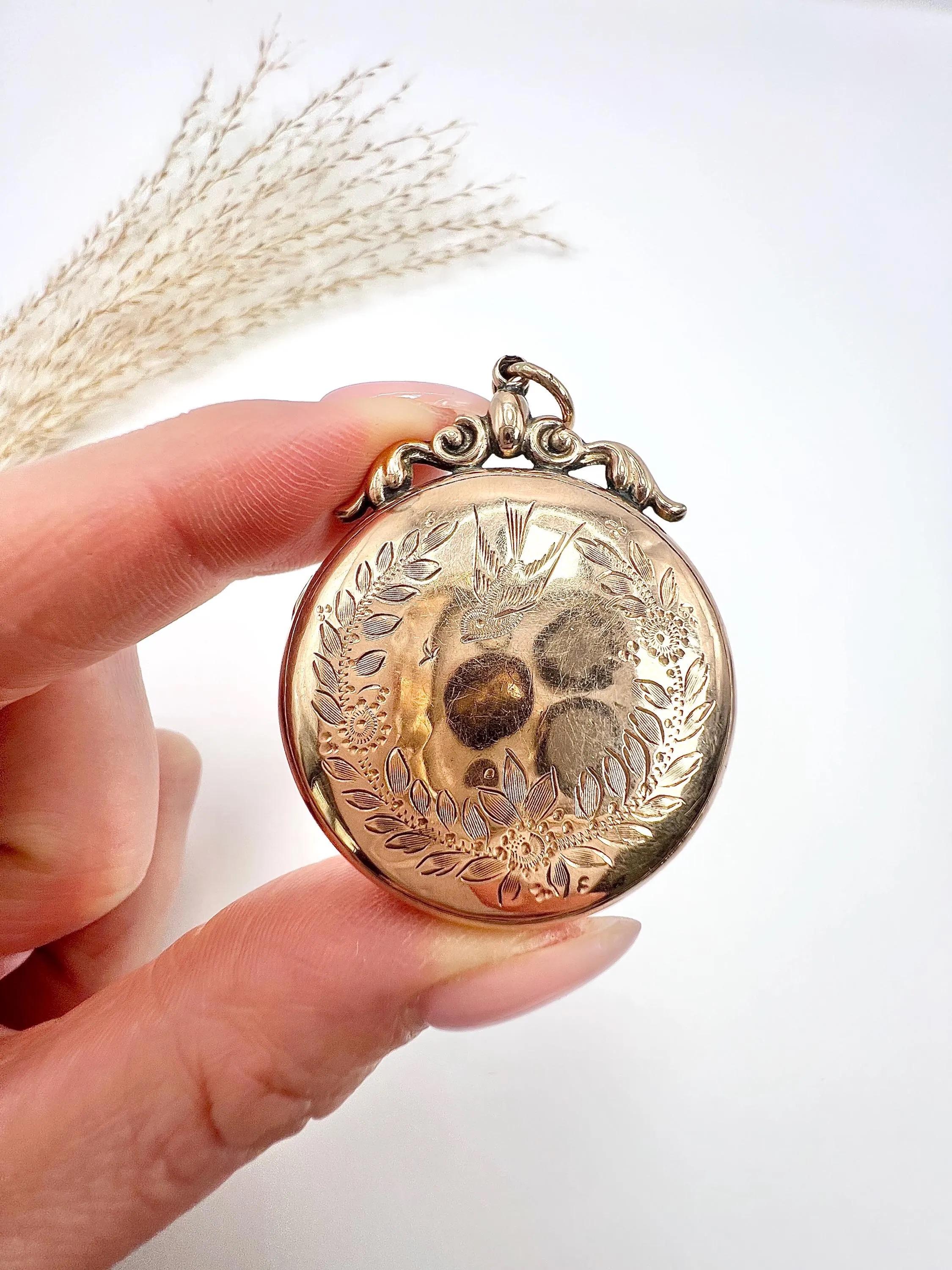 Antico medaglione in oro 9ct stampato sul retro e sul davanti, grande medaglione vittoriano con incisione di rondine in vendita 6