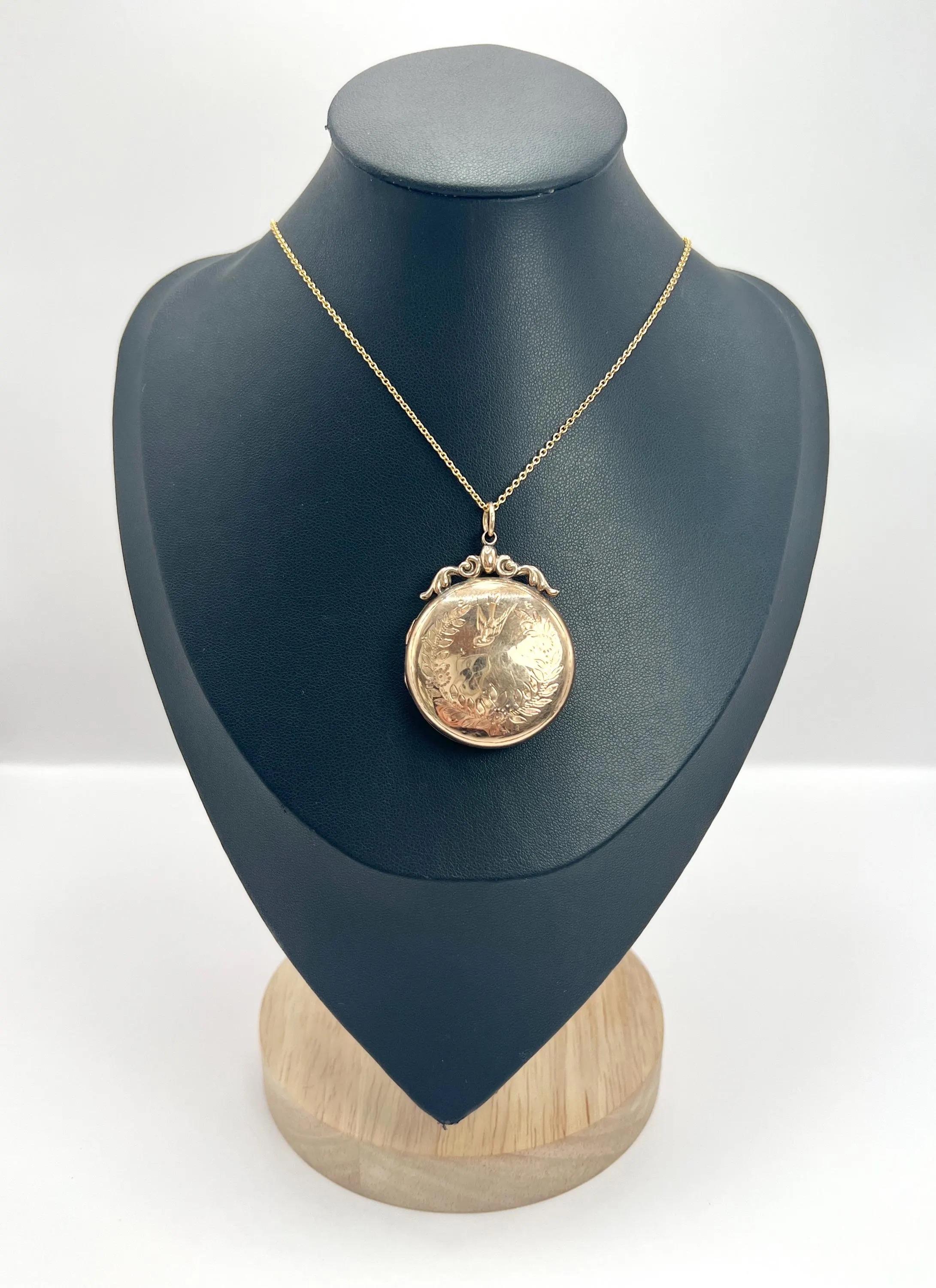Antico medaglione in oro 9ct stampato sul retro e sul davanti, grande medaglione vittoriano con incisione di rondine in vendita 7