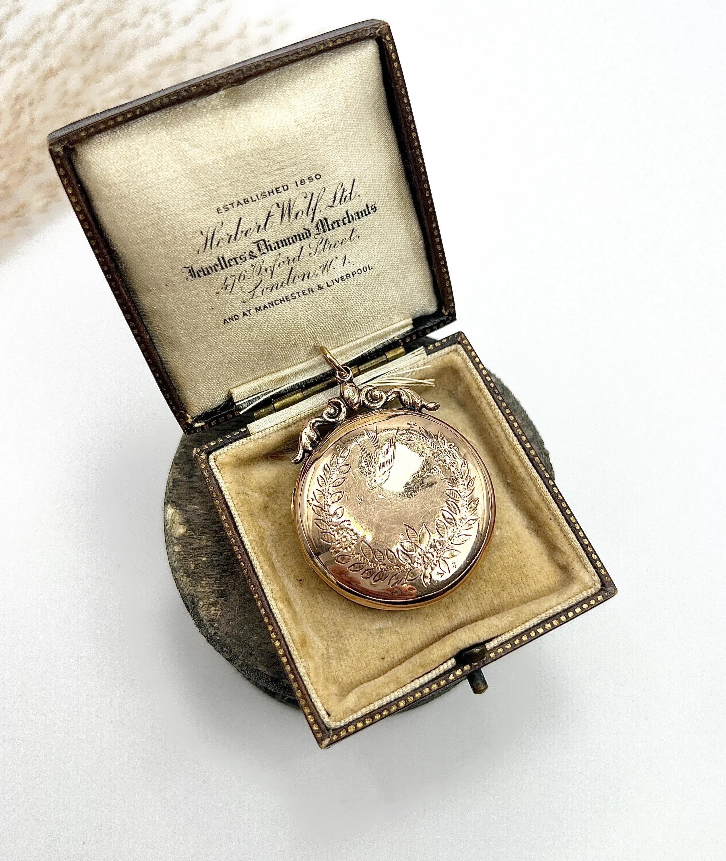 Medaglione in oro antico 

Oro rosa 9ct stampato sul retro e sul fronte*

Circa 1880

*LA CATENA D'ORO È VENDUTA SEPARATAMENTE 

Ti presentiamo uno splendido medaglione vittoriano in oro rosa 9ct, un pezzo notevole che emana un'eleganza senza tempo.
