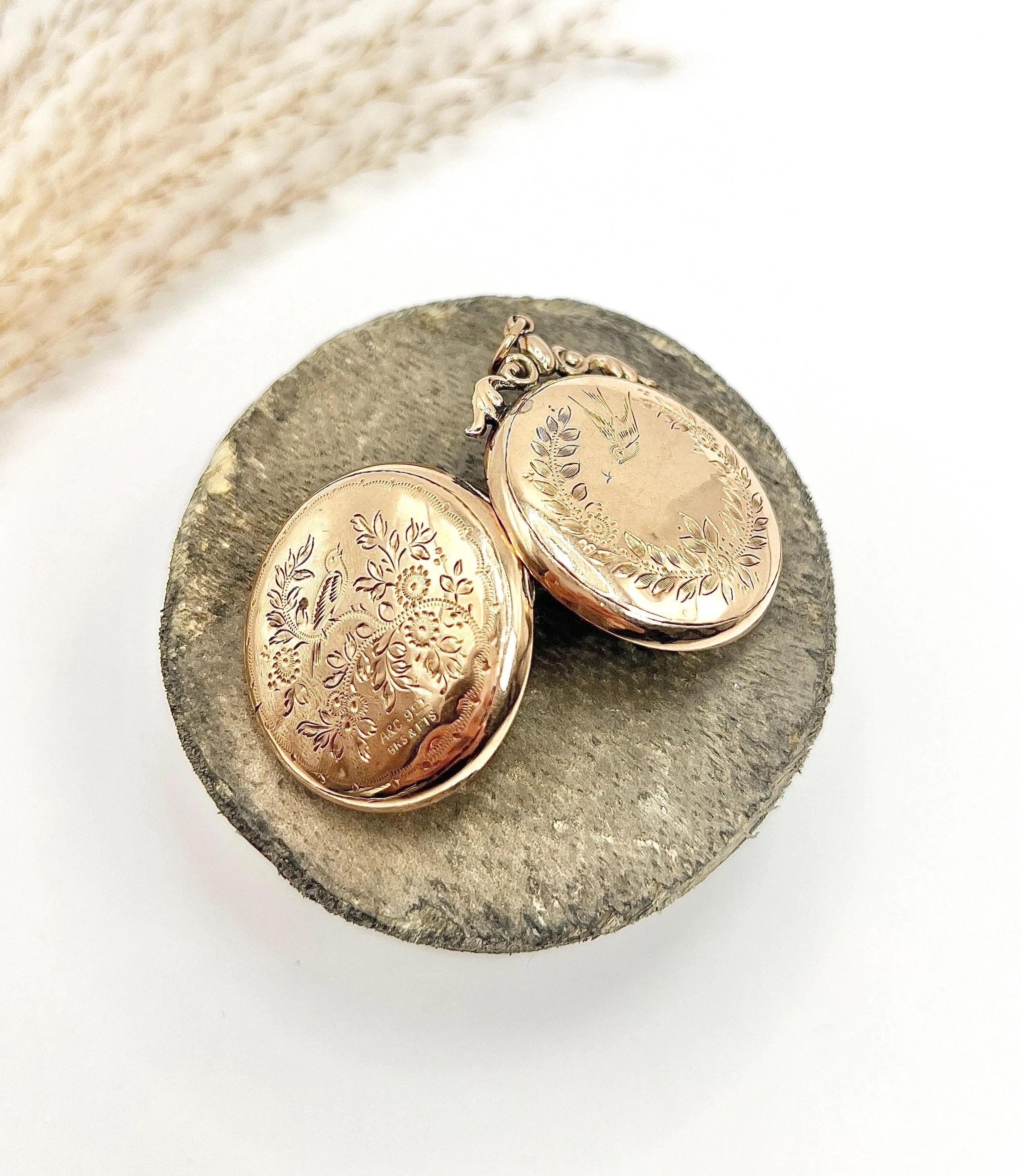 Antico medaglione in oro 9ct stampato sul retro e sul davanti, grande medaglione vittoriano con incisione di rondine In condizioni buone in vendita a Brighton, GB