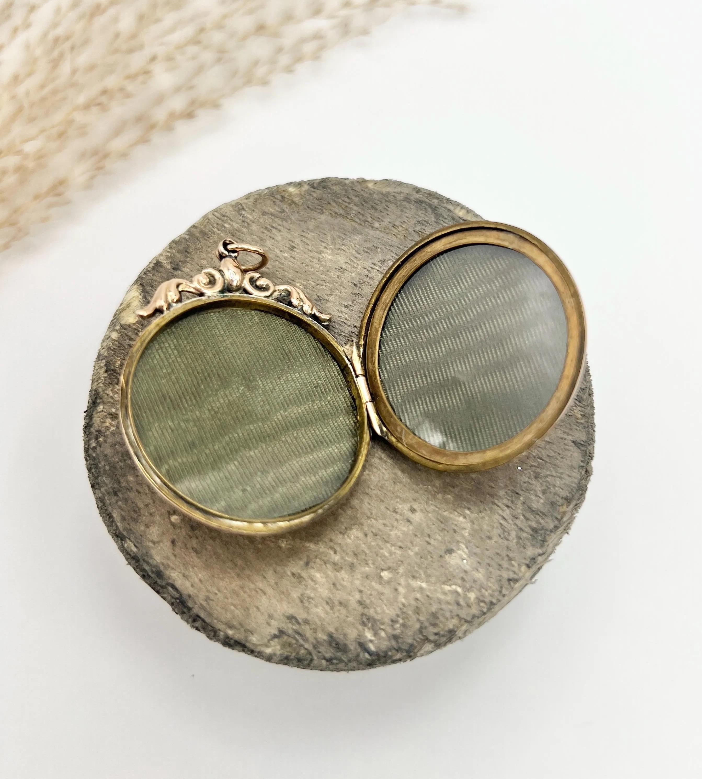 da uomo o donna Antico medaglione in oro 9ct stampato sul retro e sul davanti, grande medaglione vittoriano con incisione di rondine in vendita