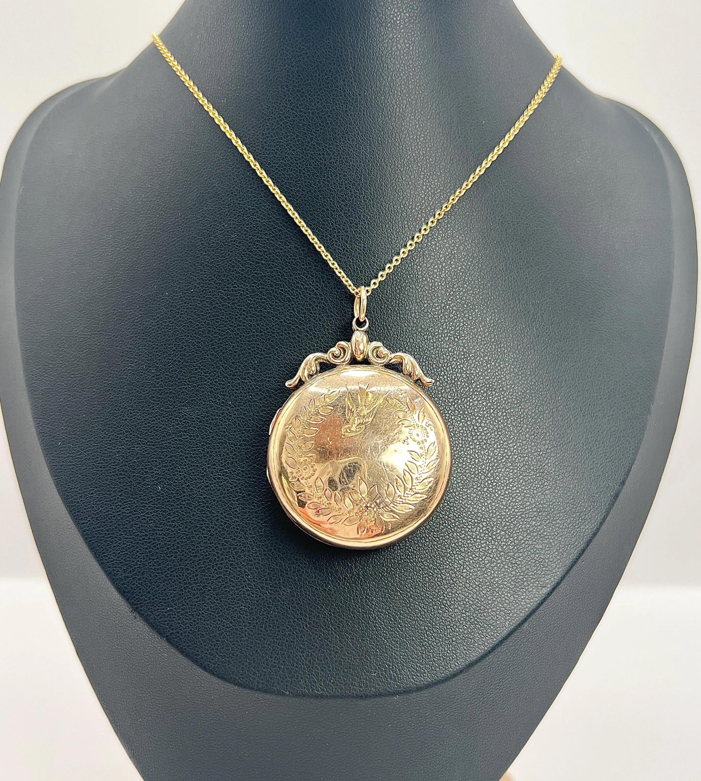 Antico medaglione in oro 9ct stampato sul retro e sul davanti, grande medaglione vittoriano con incisione di rondine in vendita 2