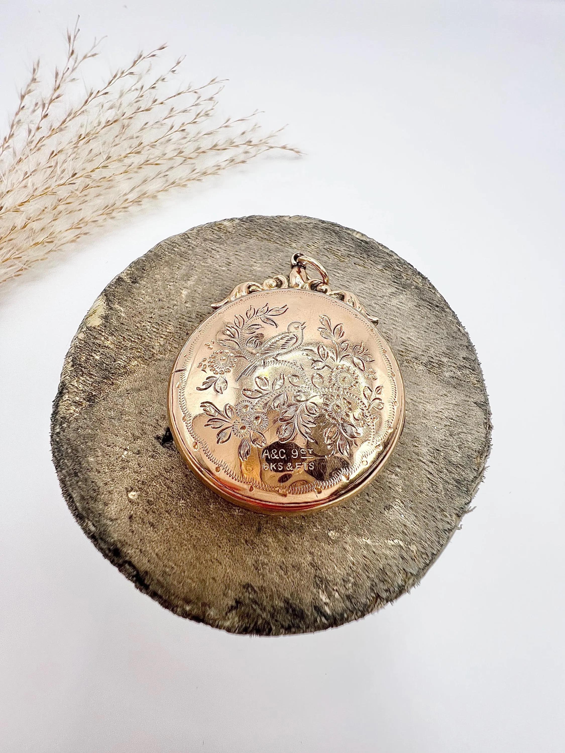 Antico medaglione in oro 9ct stampato sul retro e sul davanti, grande medaglione vittoriano con incisione di rondine in vendita 4