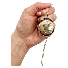 Antiguo Relicario Victoriano de Oro de 9 ct Grabado por el Reverso y el Anverso, Grande, Golondrina