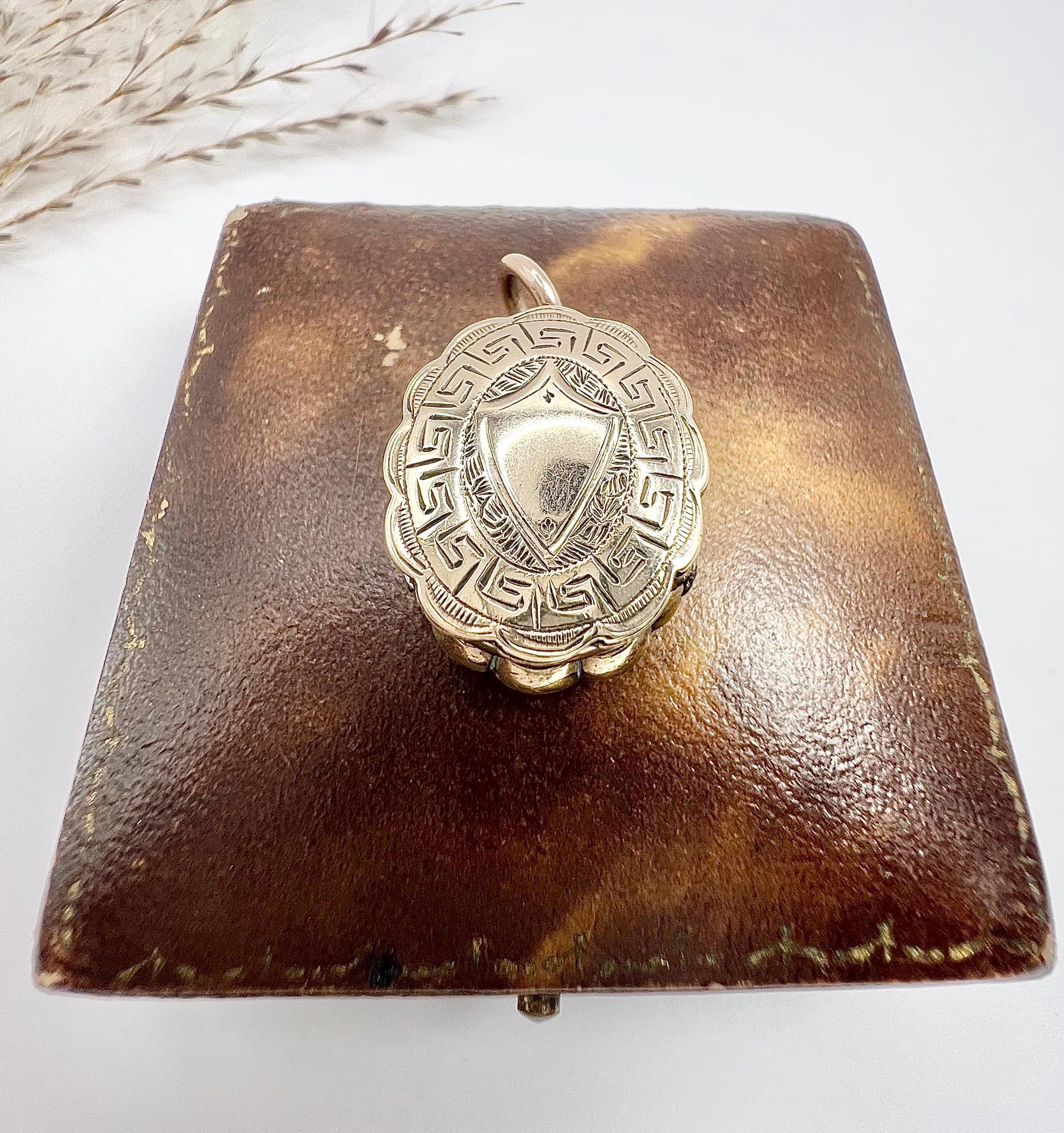 Médaillon en or antique 

Circa 1880

Dos et recto en or 9ct

* LA CHAÎNE EN OR EST VENDUE SÉPARÉMENT. 

Entrez dans un monde de souvenirs précieux avec cet exquis médaillon victorien, fabriqué en or jaune pâle 9ct. Cette charmante pièce est un bel