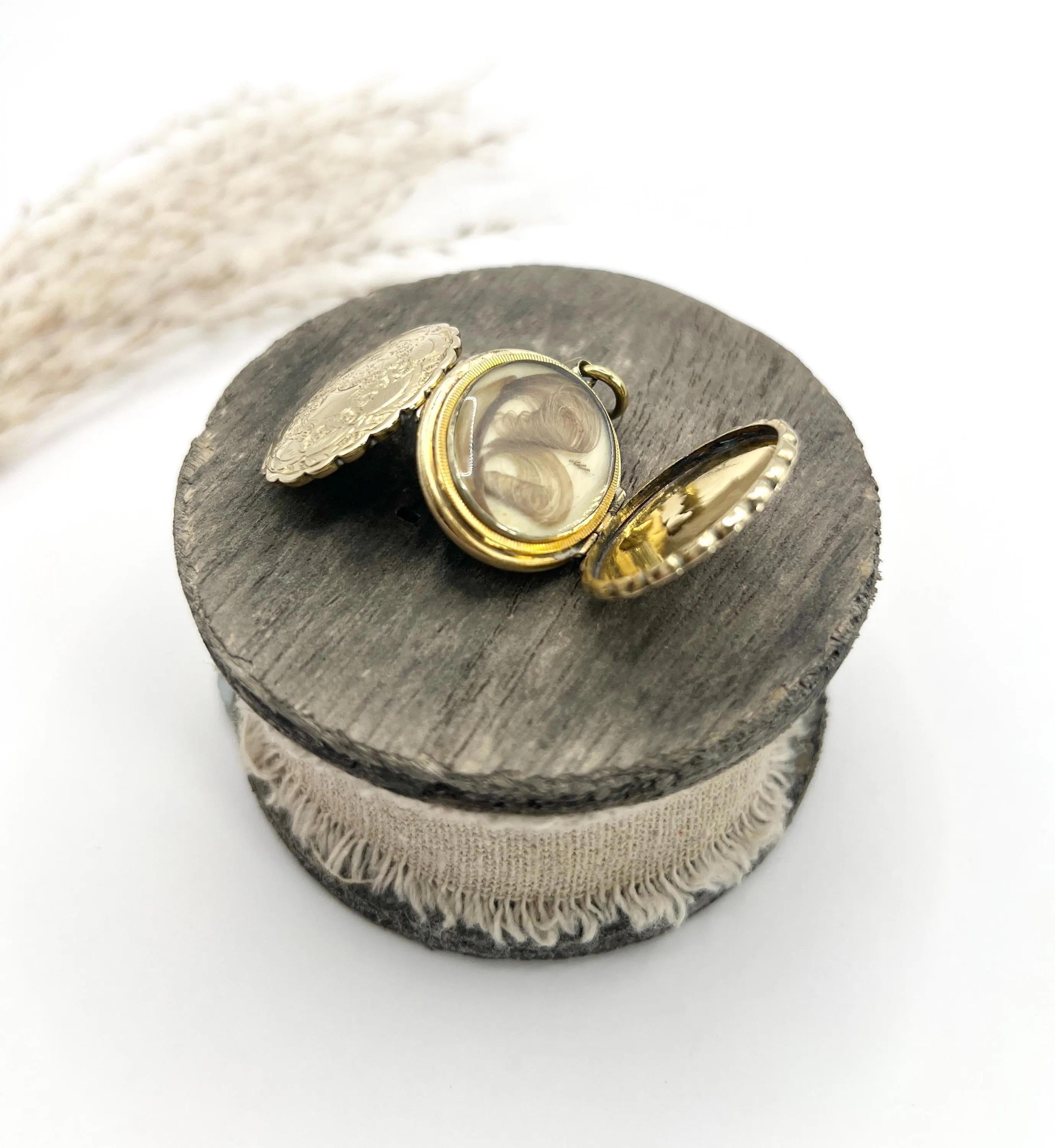 Médaillon ancien en or 9ct avec gravure sur le devant et le dos, de forme ovale et à cadres multiples, de style victorien Bon état - En vente à Brighton, GB