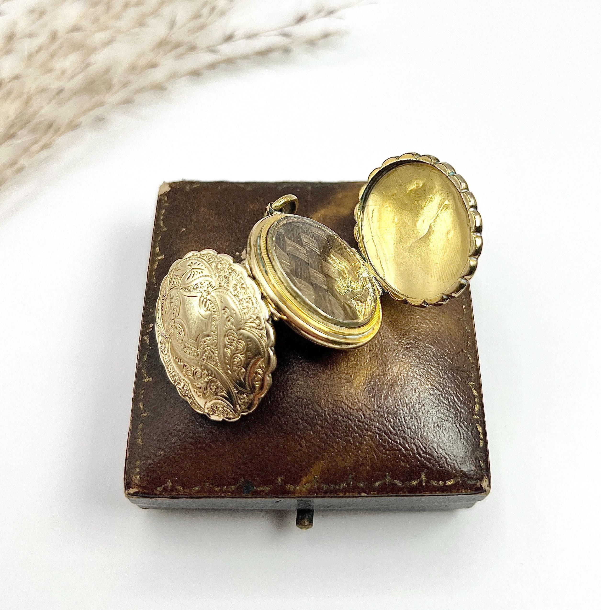 Médaillon ancien en or 9ct avec gravure sur le devant et le dos, de forme ovale et à cadres multiples, de style victorien Unisexe en vente