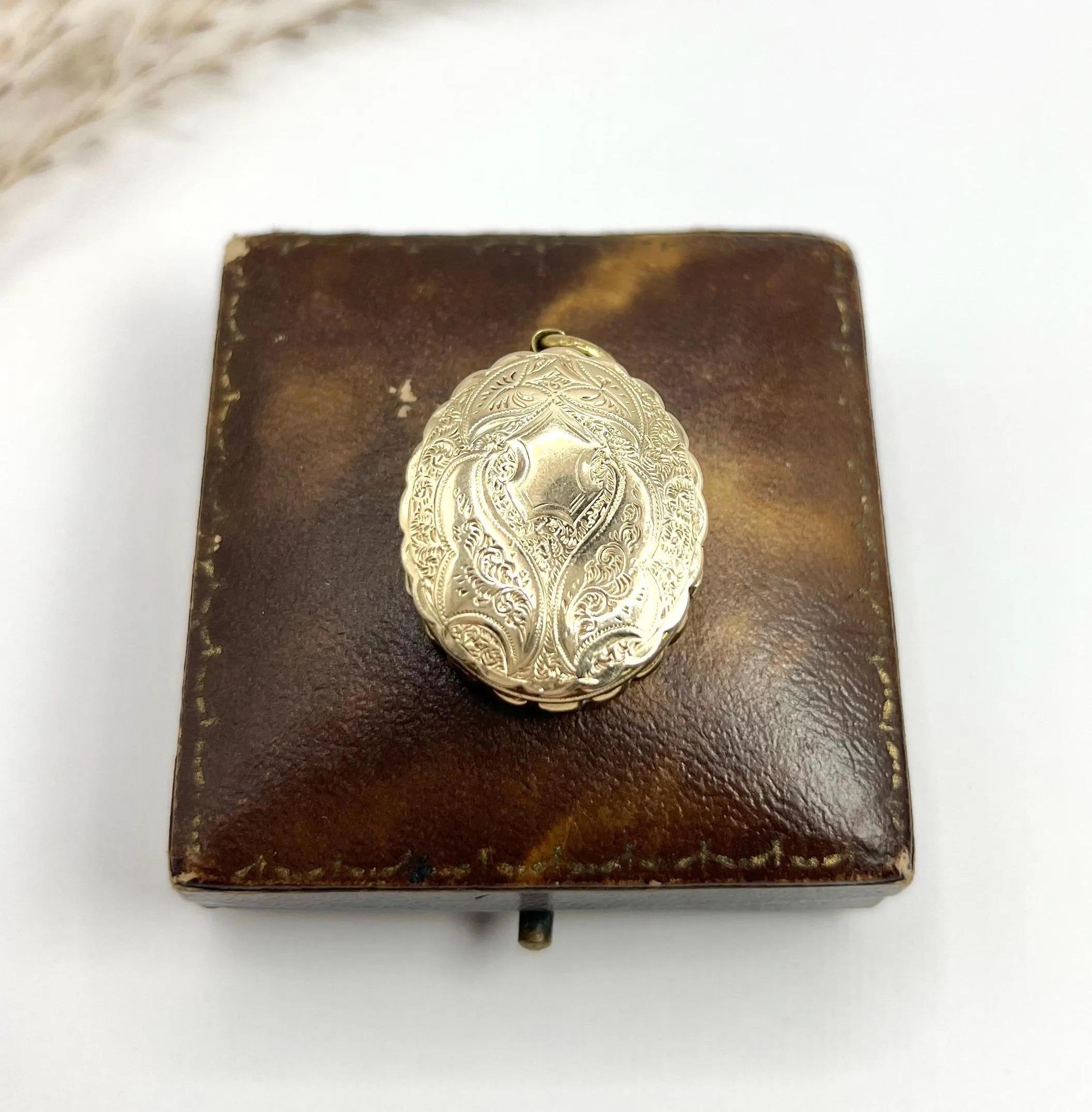 Médaillon ancien en or 9ct avec gravure sur le devant et le dos, de forme ovale et à cadres multiples, de style victorien en vente 1