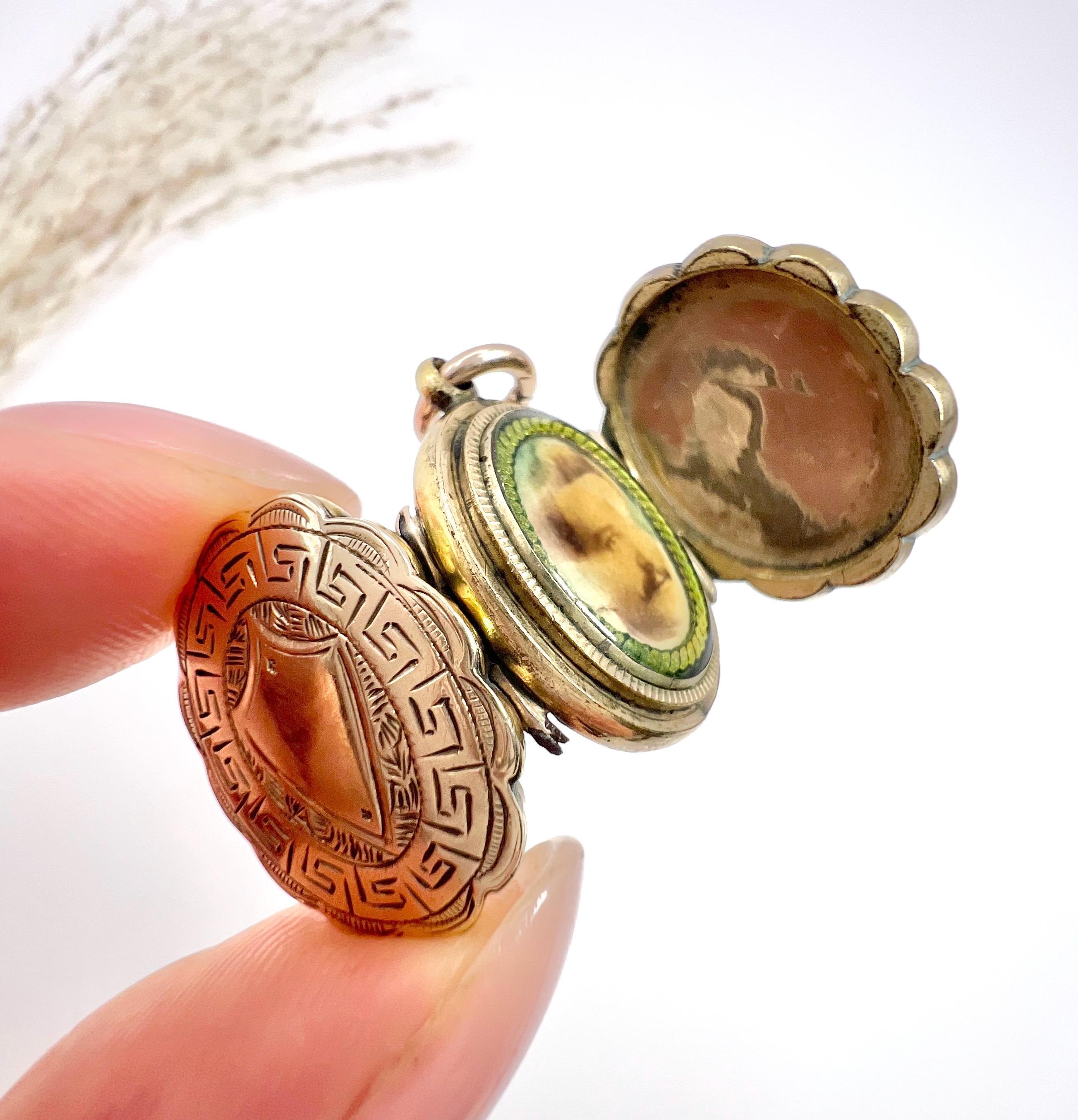Médaillon ancien en or 9ct avec gravure sur le devant et le dos, de forme ovale et à cadres multiples, de style victorien Unisexe en vente
