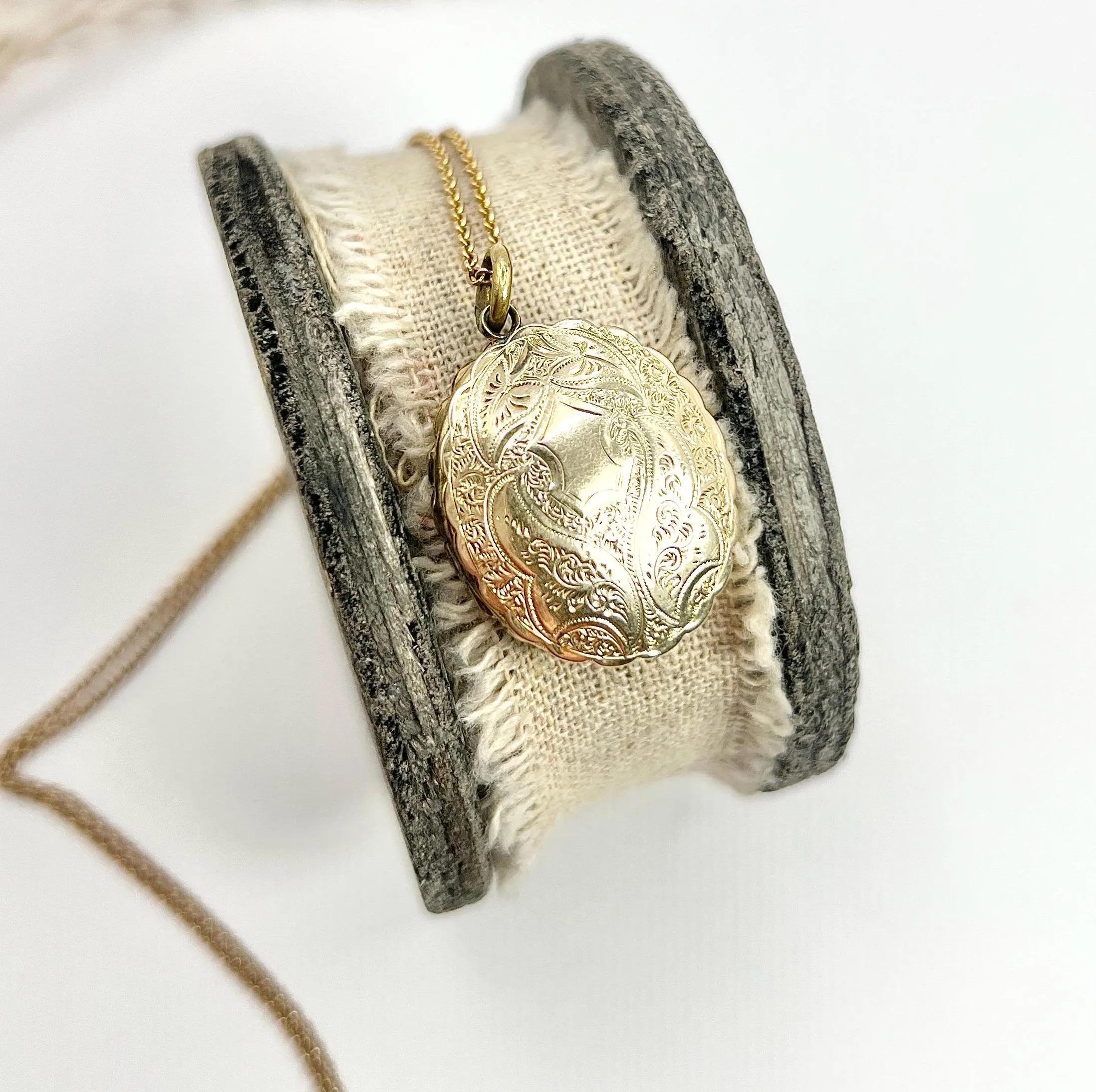 Médaillon ancien en or 9ct avec gravure sur le devant et le dos, de forme ovale et à cadres multiples, de style victorien en vente 2