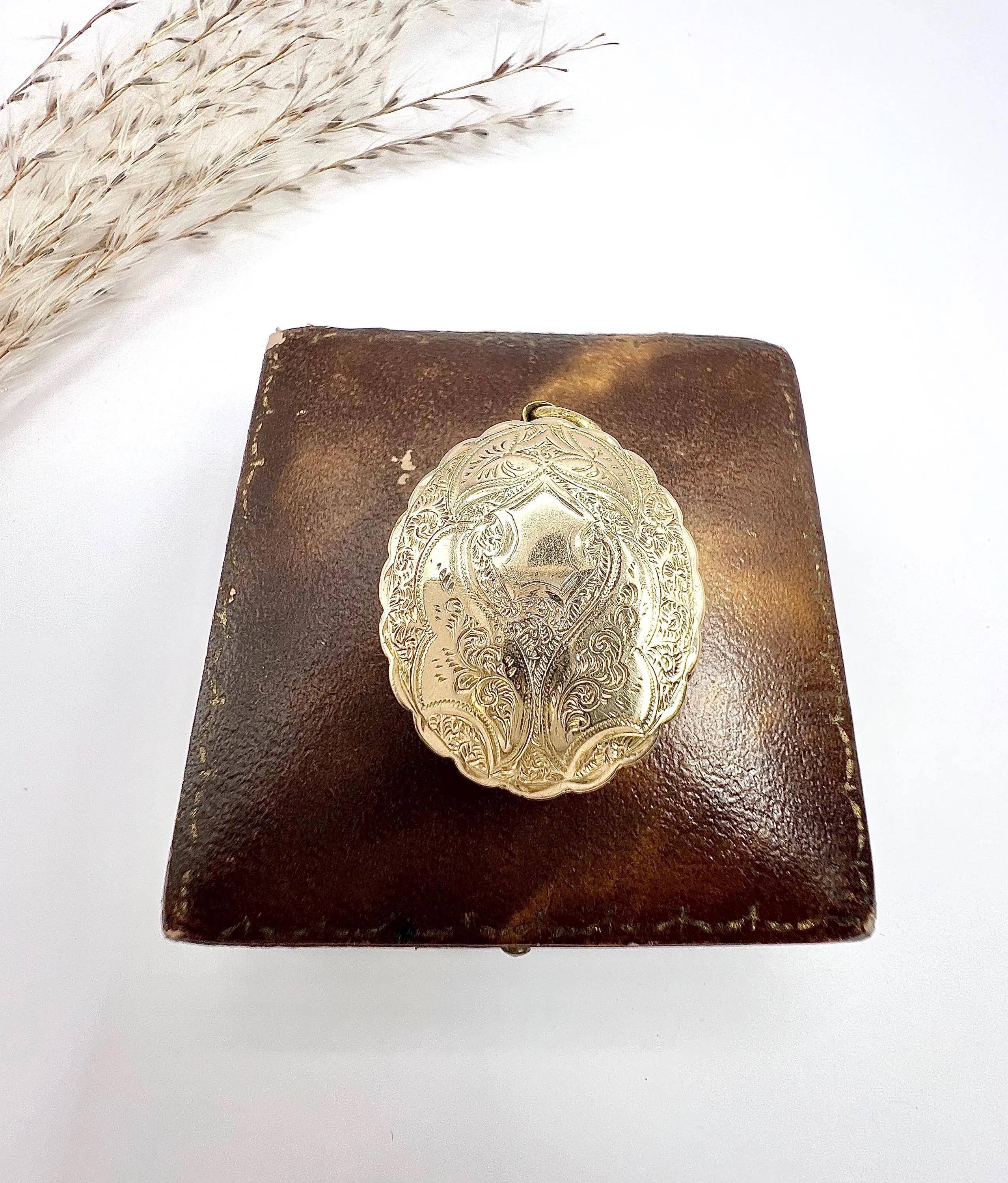 Médaillon ancien en or 9ct avec gravure sur le devant et le dos, de forme ovale et à cadres multiples, de style victorien en vente 3