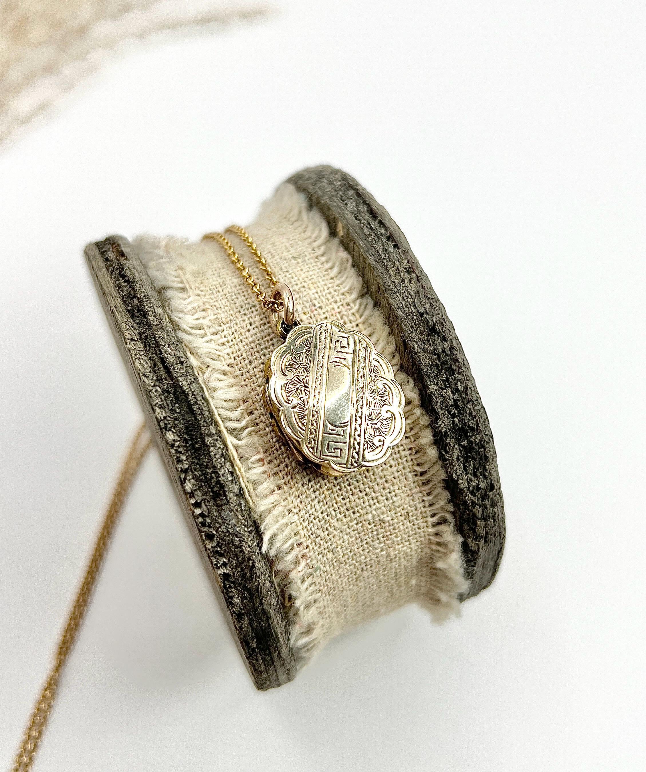Médaillon ancien en or 9ct avec gravure sur le devant et le dos, de forme ovale et à cadres multiples, de style victorien en vente 2