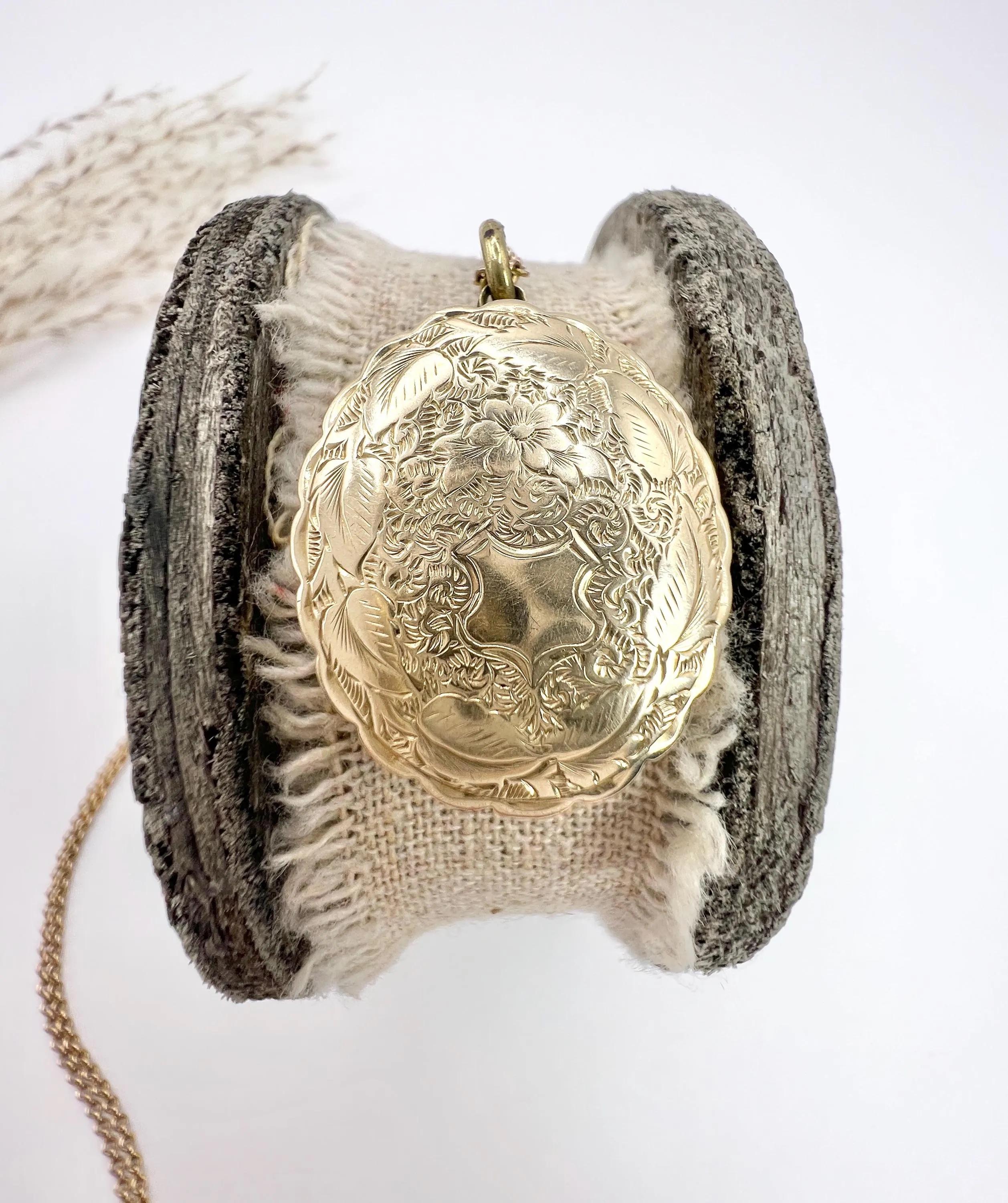 Médaillon ancien en or 9ct avec gravure sur le devant et le dos, de forme ovale et à cadres multiples, de style victorien en vente 4