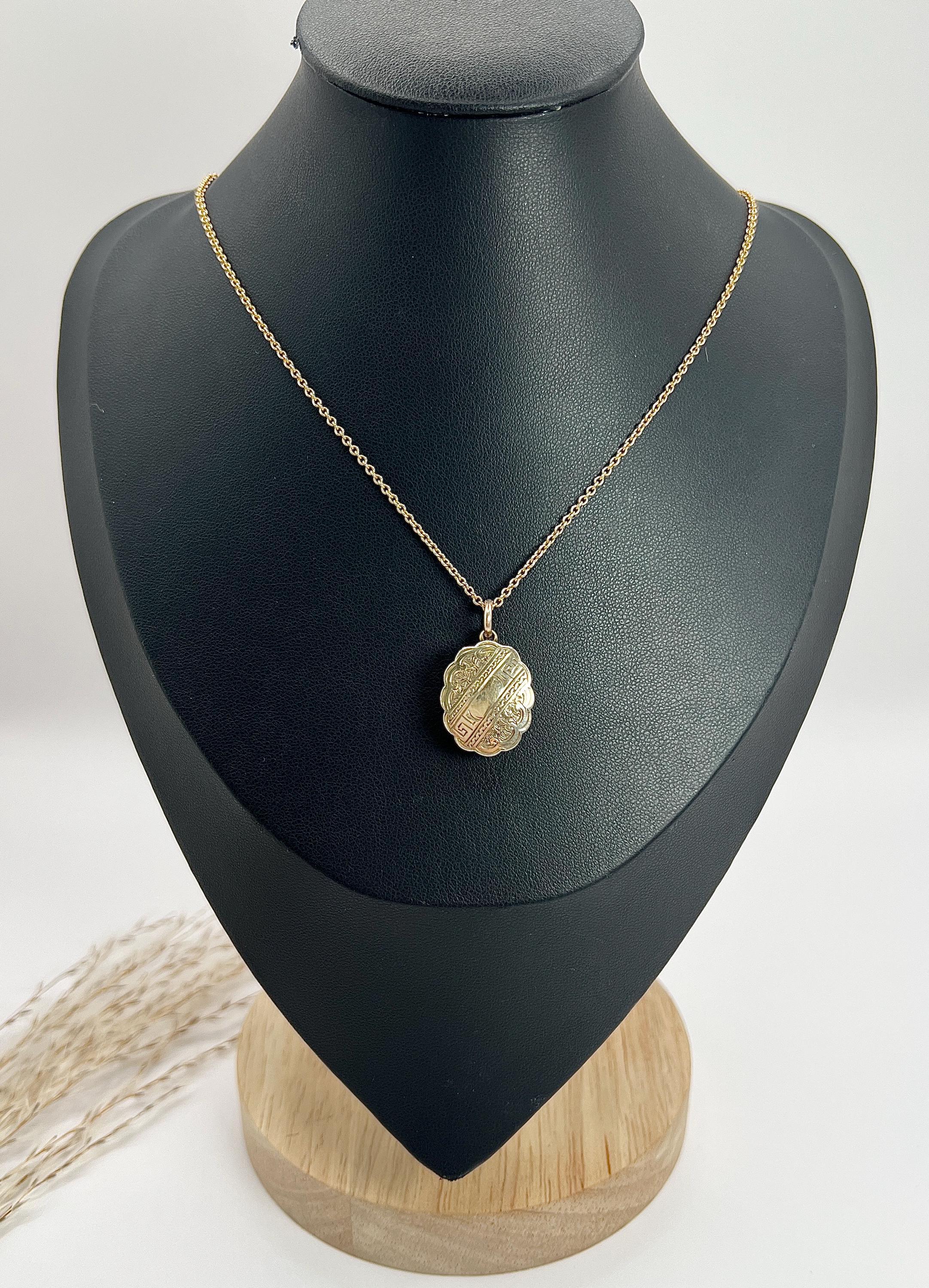 Médaillon ancien en or 9ct avec gravure sur le devant et le dos, de forme ovale et à cadres multiples, de style victorien en vente 4